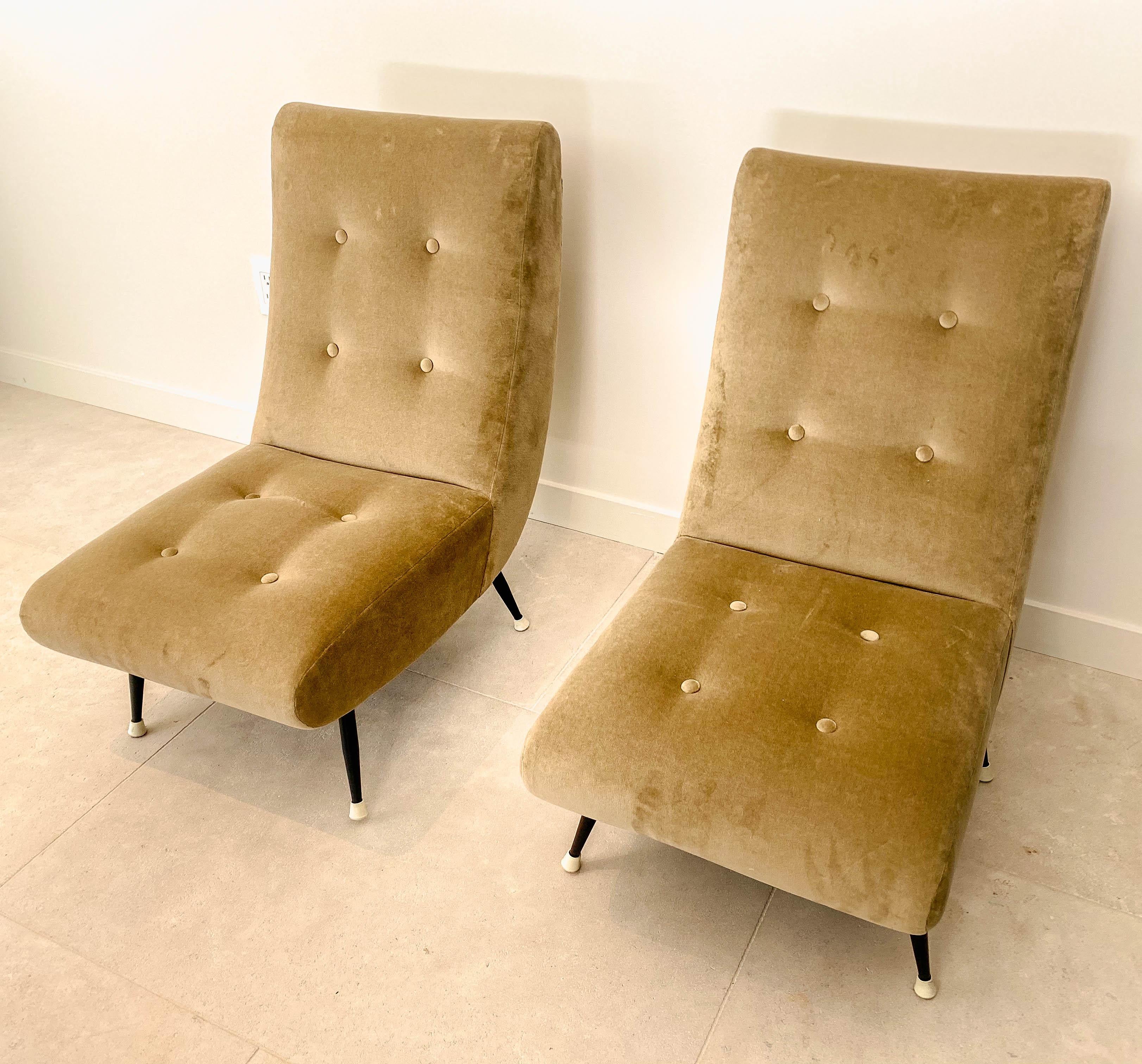 Mid-Century Modern Pair of Mid-Century Italian Chairs in Creamy Green Velvet For Sale