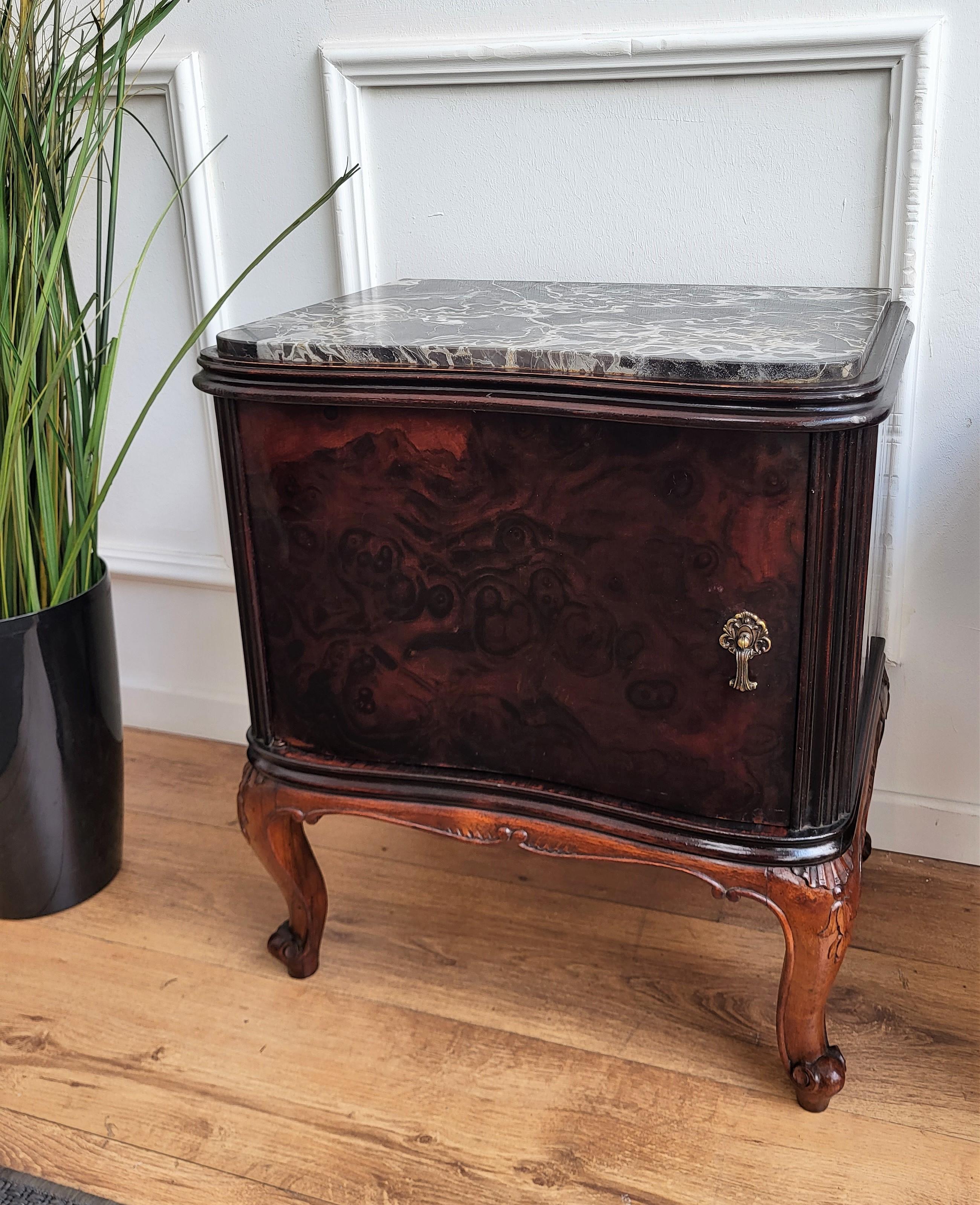Very elegant and refined Italian 1950s Mid-Century Modern, Chippendale style, pair of bedside tables with wood double front door, Portoro marble top and inlay decors on the sides and doors, and brass details such as the 2 handles and the 4 foot