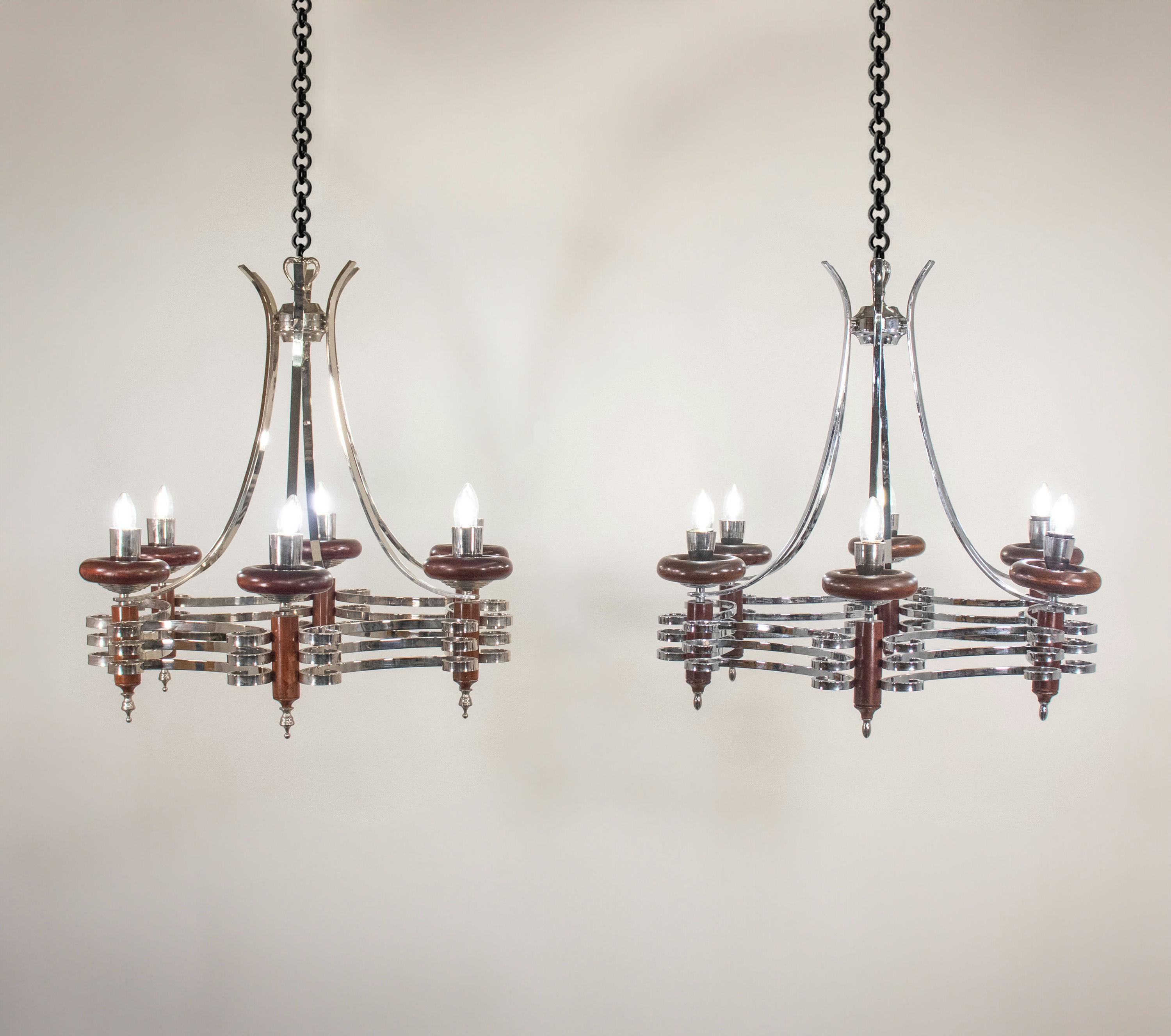 Mid-Century moderno Coppia di lampadari italiani di metà secolo in cromo e Wood in vendita