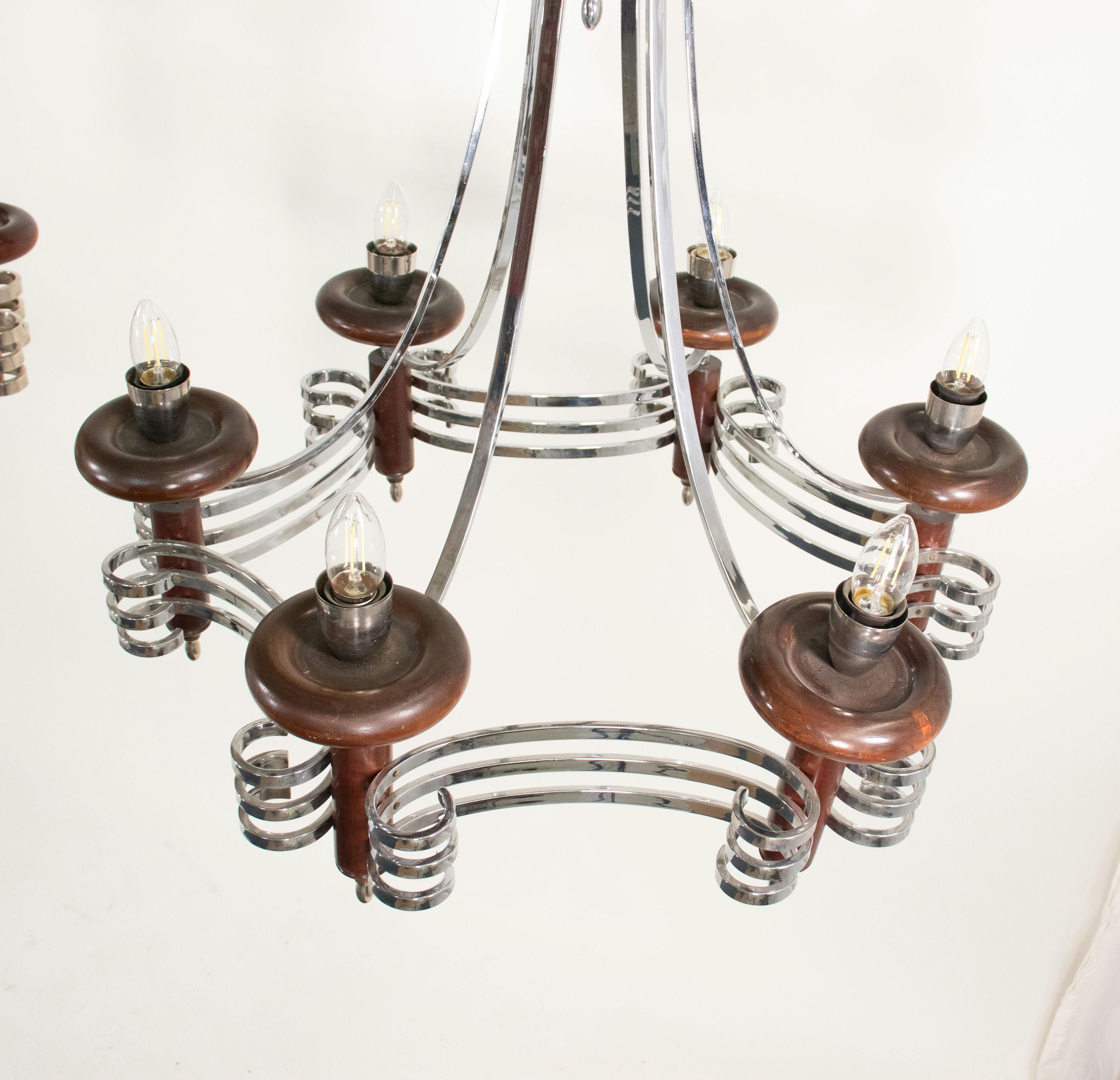 Coppia di lampadari italiani di metà secolo in cromo e Wood In condizioni buone in vendita a Chicago, IL