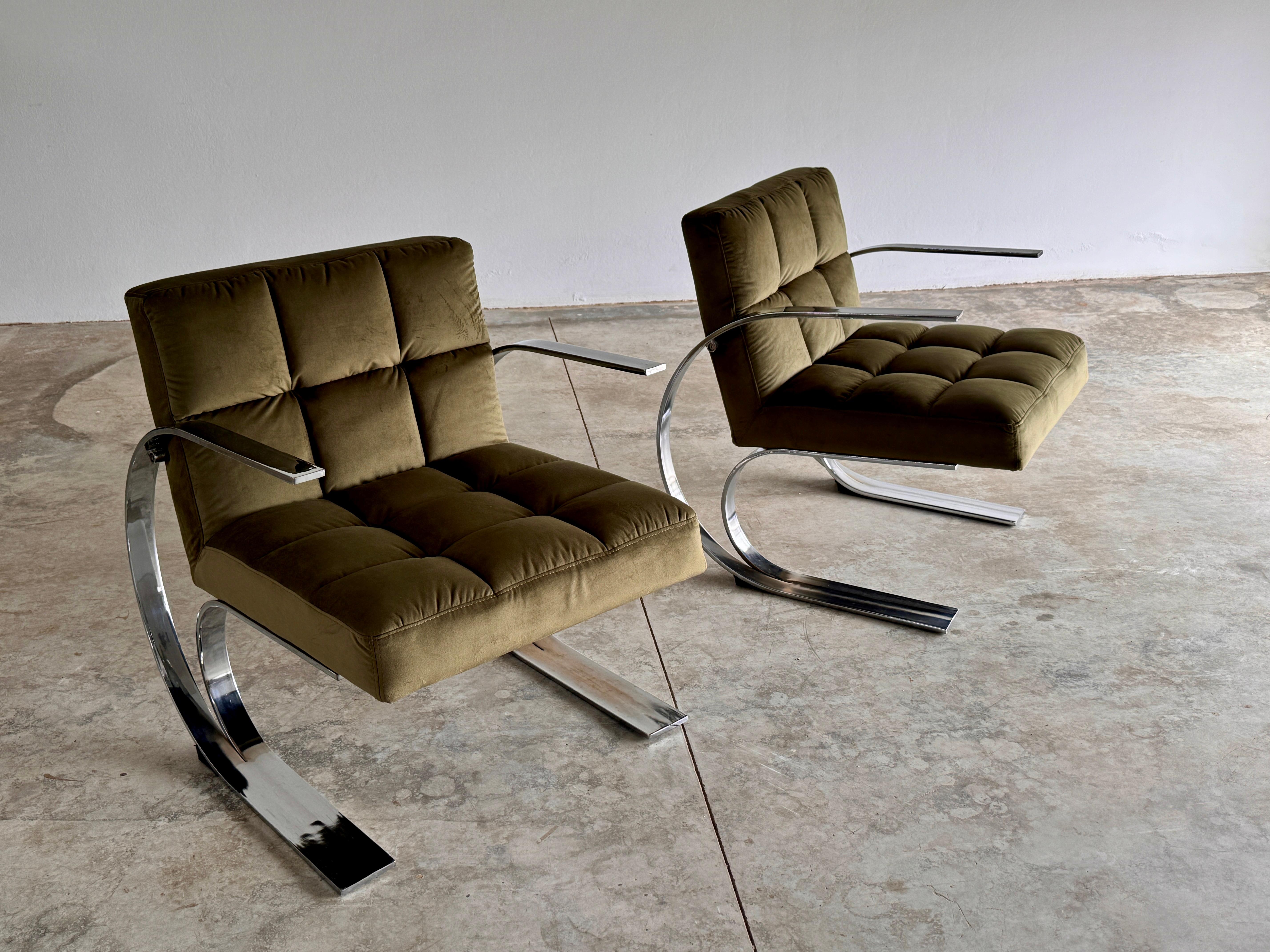 Estos llamativos sillones de salón franceses de los años 70 presentan una atrevida silueta en voladizo fabricada en cromo pulido, que muestra la fascinación de la época por las formas que desafían la gravedad y la elegancia industrial. Retapizados