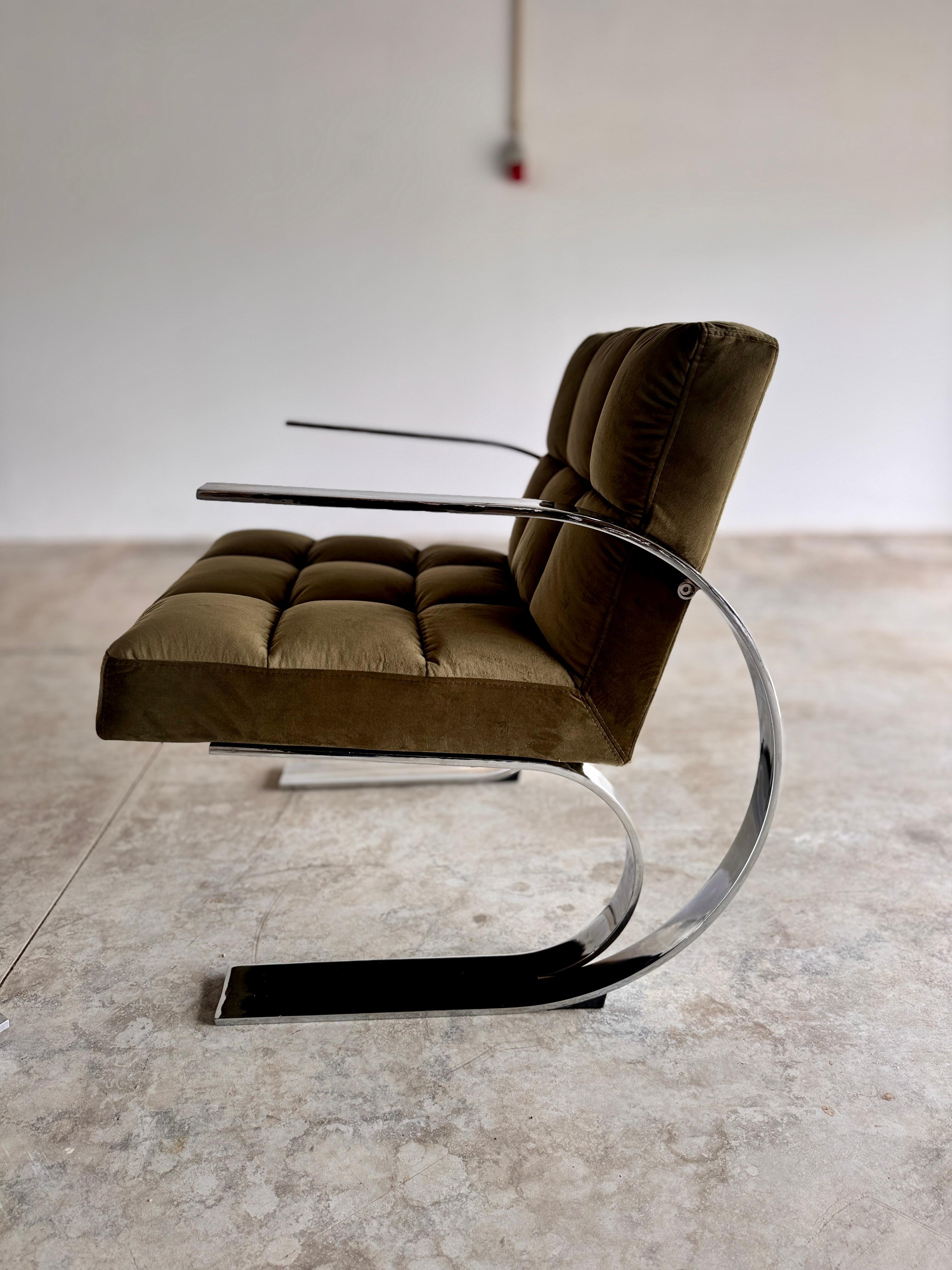 Pareja de sillones de salón franceses de mediados de siglo, cromados y de terciopelo oliváceo, años 70 Metal en venta