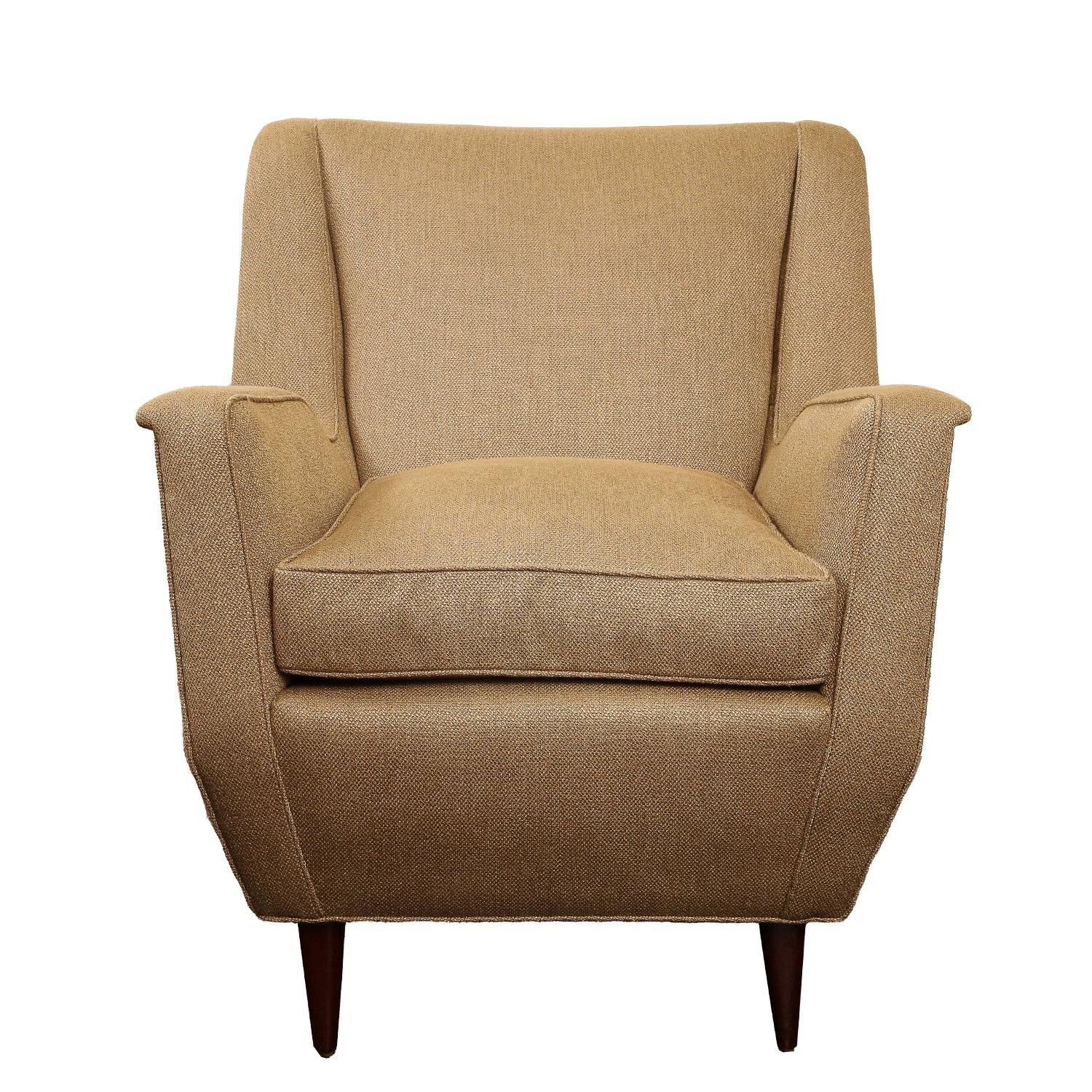 Comfortable and well proportioned club chairs with legs in mahogany. Upholstered by Venfield in gold holly hunt high performance fabric. Italy, 1950s.