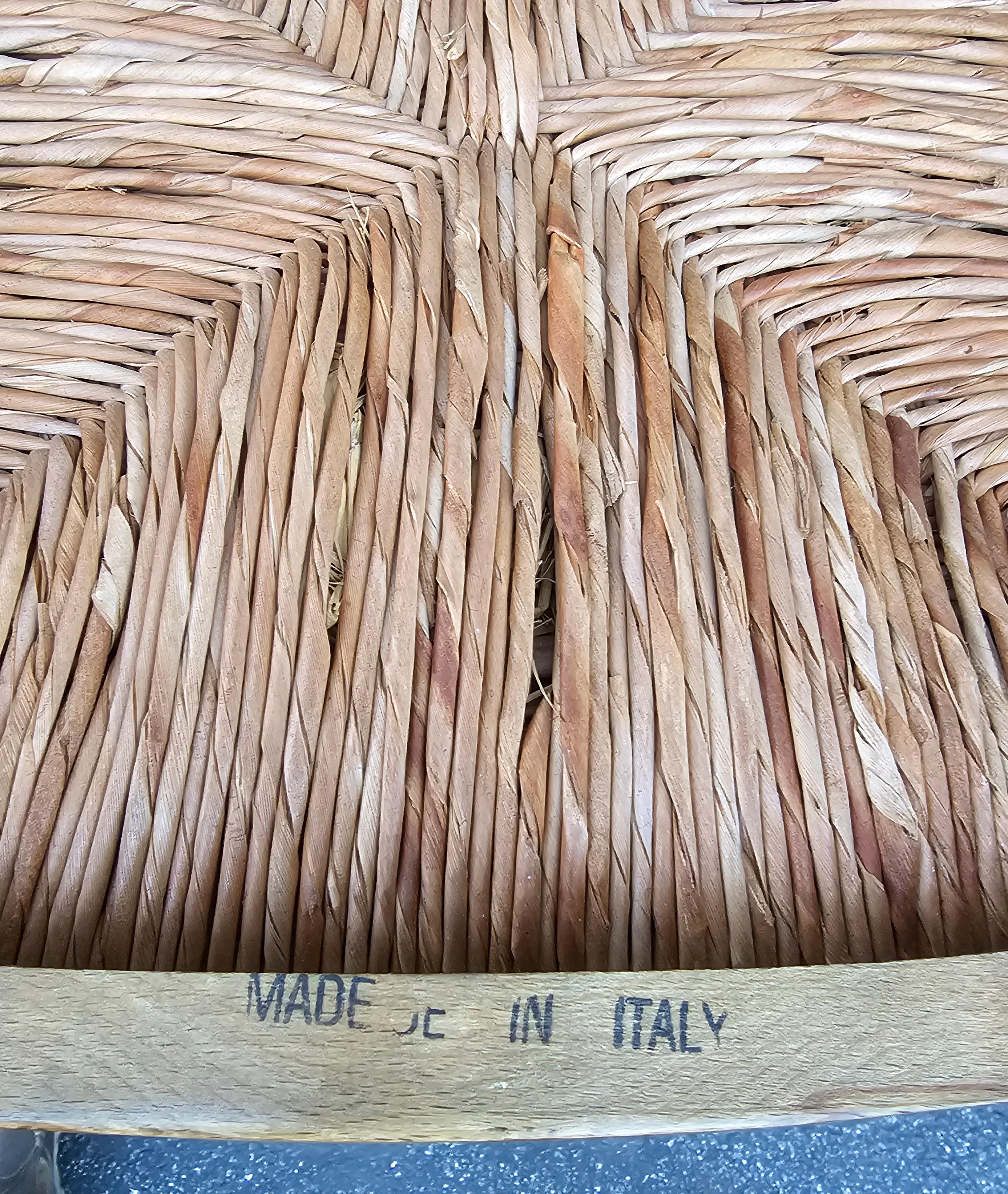 Paire de chaises de comptoir italiennes du milieu du siècle, sculptées et à assise en jonc en vente 3