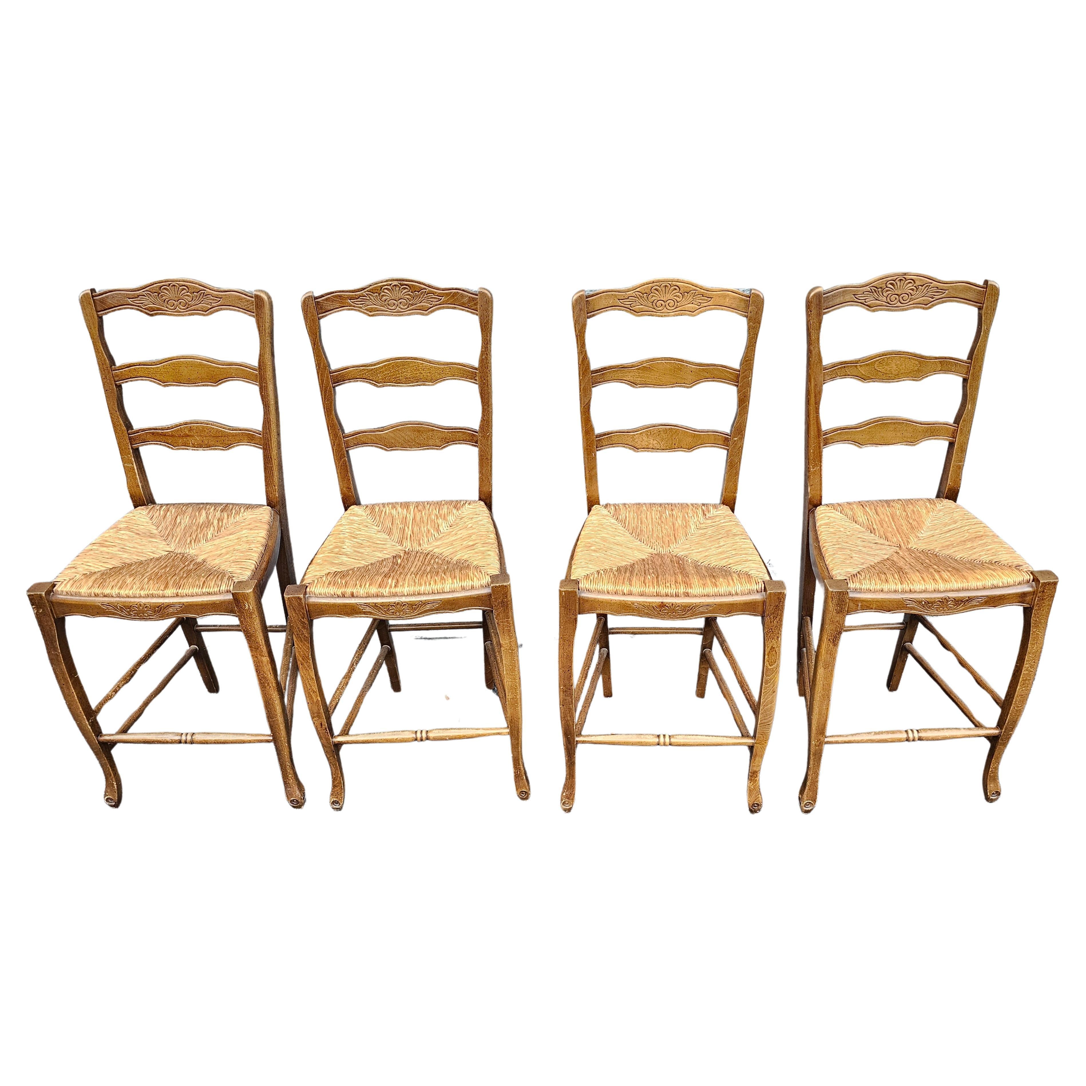 Paire de chaises de comptoir du milieu du siècle fabriquées en Italie, sculptées dans la nature et à assise en jonc. Deux paires disponibles. Le prix indiqué est celui d'une paire.
Mesure 17,5