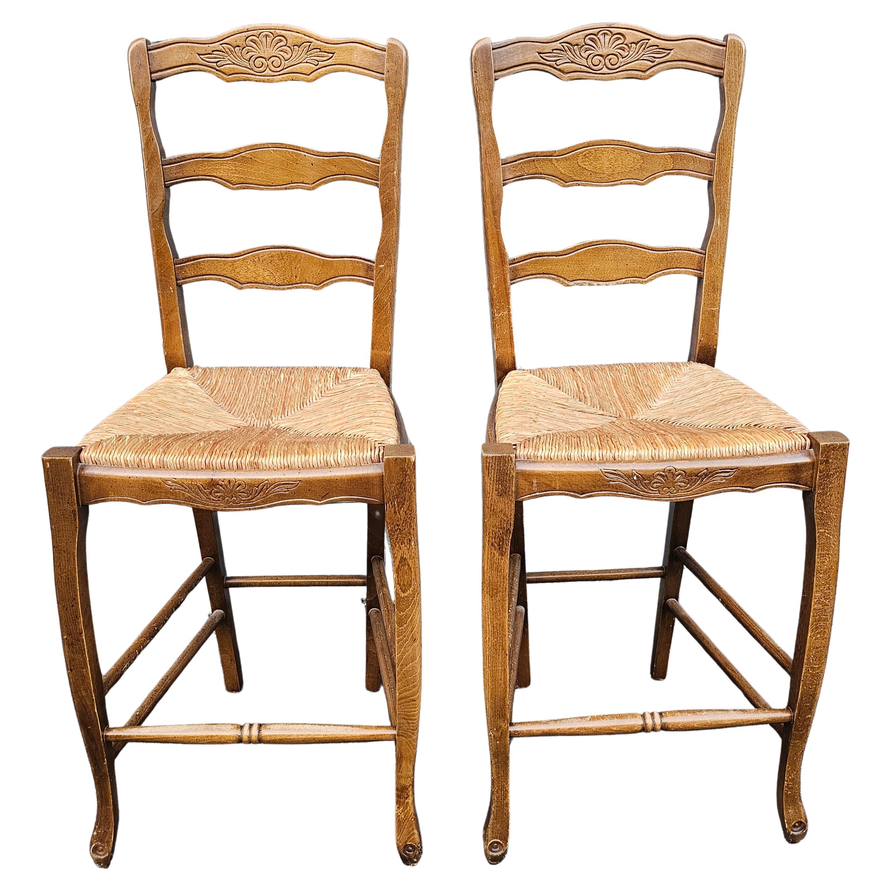 Country Paire de chaises de comptoir italiennes du milieu du siècle, sculptées et à assise en jonc en vente