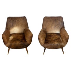 Paire de chaises italiennes du milieu du siècle en cuir de vache dans le style de Gio Ponti