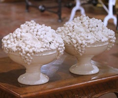 Paar italienische Cremewaren aus der Jahrhundertmitte mit Traubenkompott auf Sockel