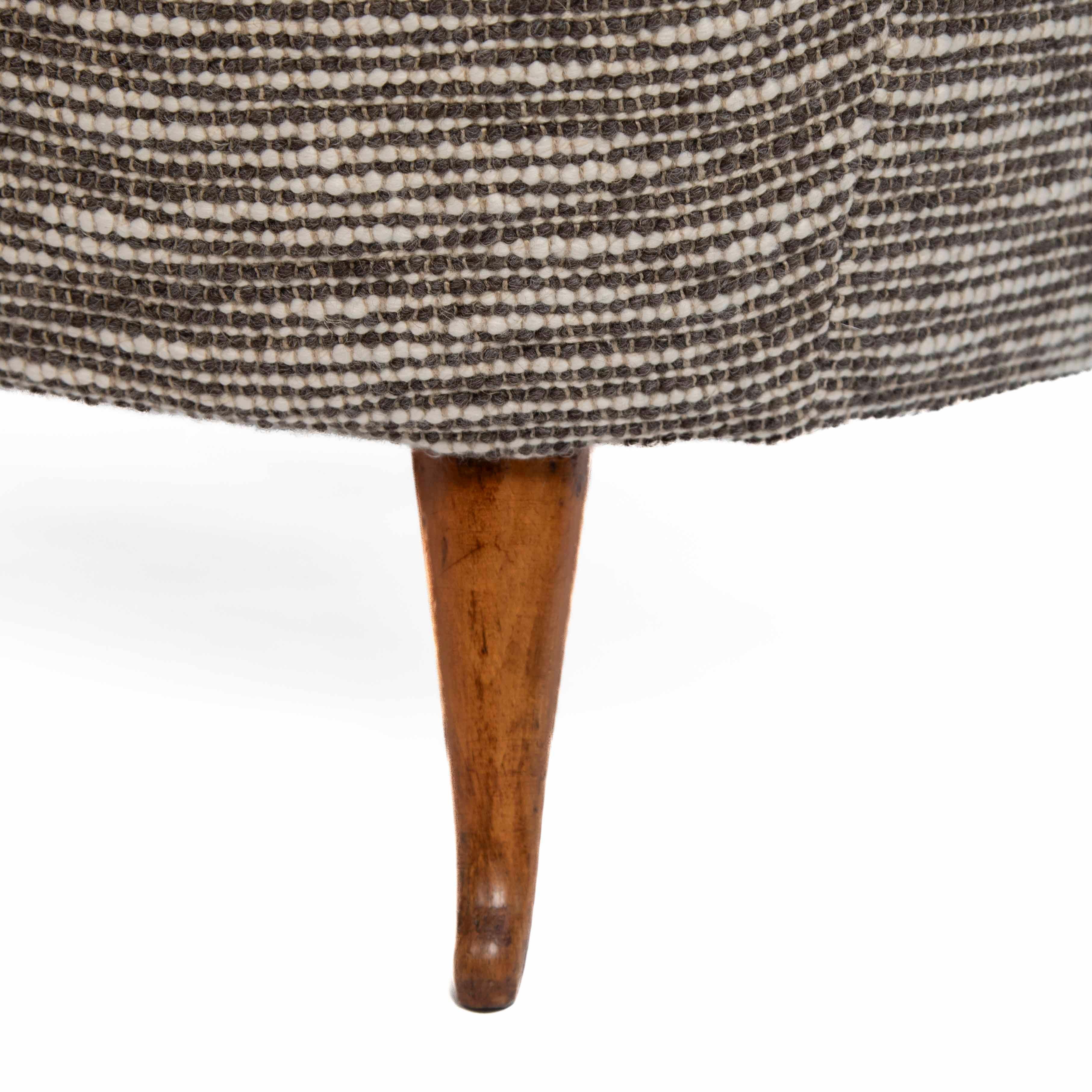 Coppia di poltrone curve italiane di metà secolo in tessuto bouclé marrone-offhwite 1950s in vendita 3