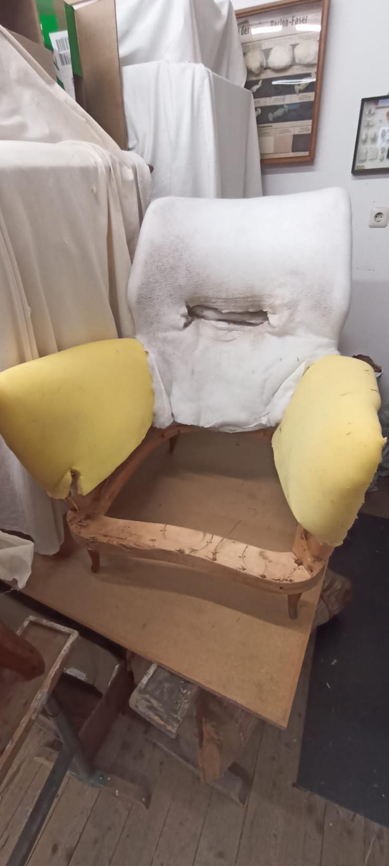 Coppia di poltrone curve italiane di metà secolo in tessuto bouclé marrone-offhwite 1950s in vendita 5