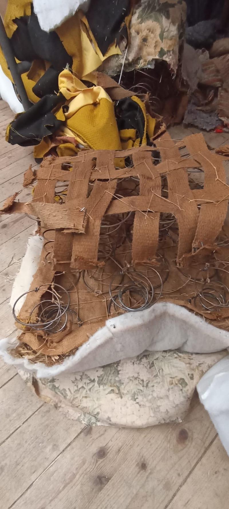 Coppia di poltrone curve italiane di metà secolo in tessuto bouclé marrone-offhwite 1950s in vendita 6