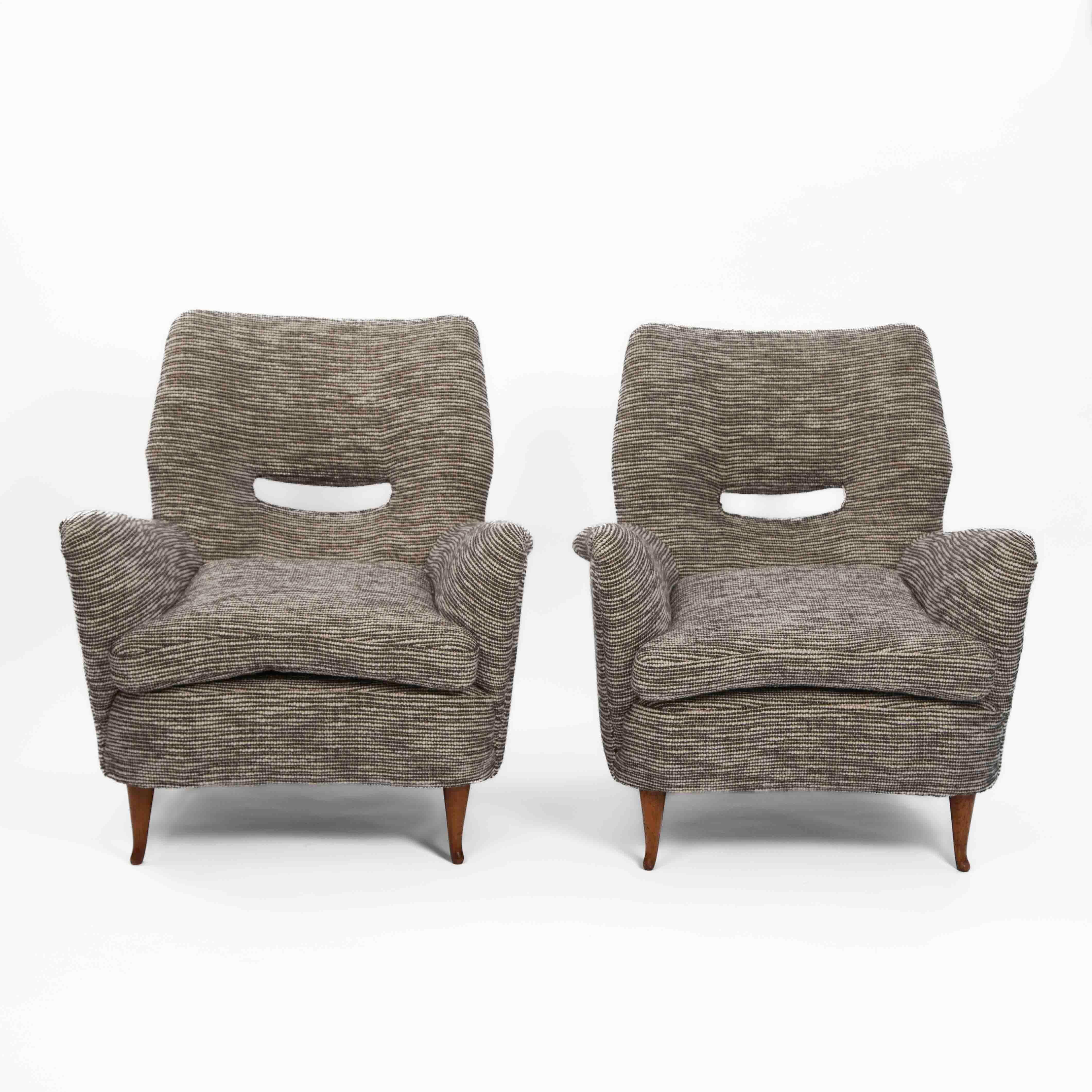 Coppia di poltrone curve italiane di metà secolo in tessuto bouclé marrone-offhwite 1950s

Poltrone di charme con un design elegante degli anni '50.
I braccioli sono ancora leggermente disegnati e lo schienale con il foro decorativo per le dita