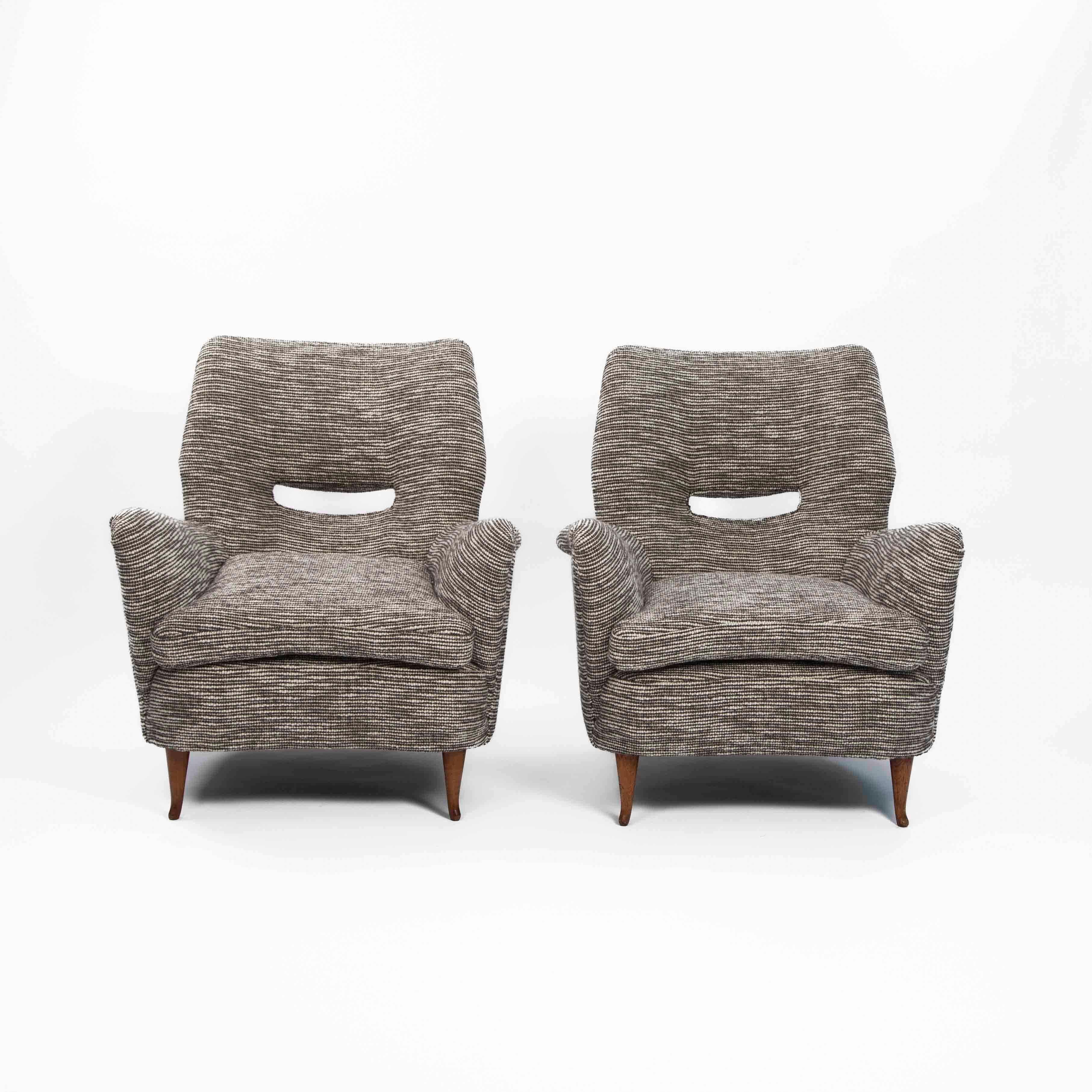 Mid-Century moderno Coppia di poltrone curve italiane di metà secolo in tessuto bouclé marrone-offhwite 1950s in vendita