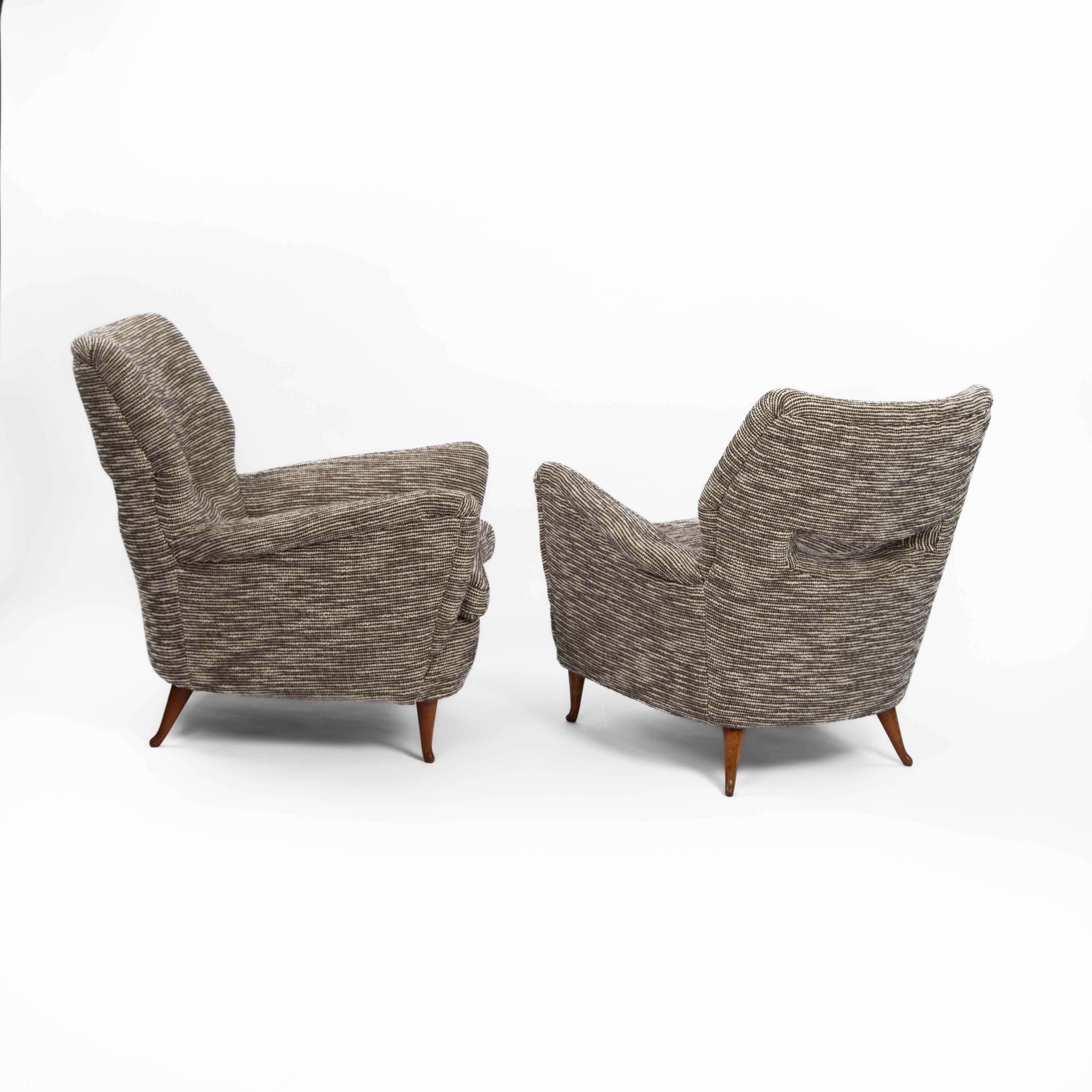 Coppia di poltrone curve italiane di metà secolo in tessuto bouclé marrone-offhwite 1950s In condizioni buone in vendita a Salzburg, AT