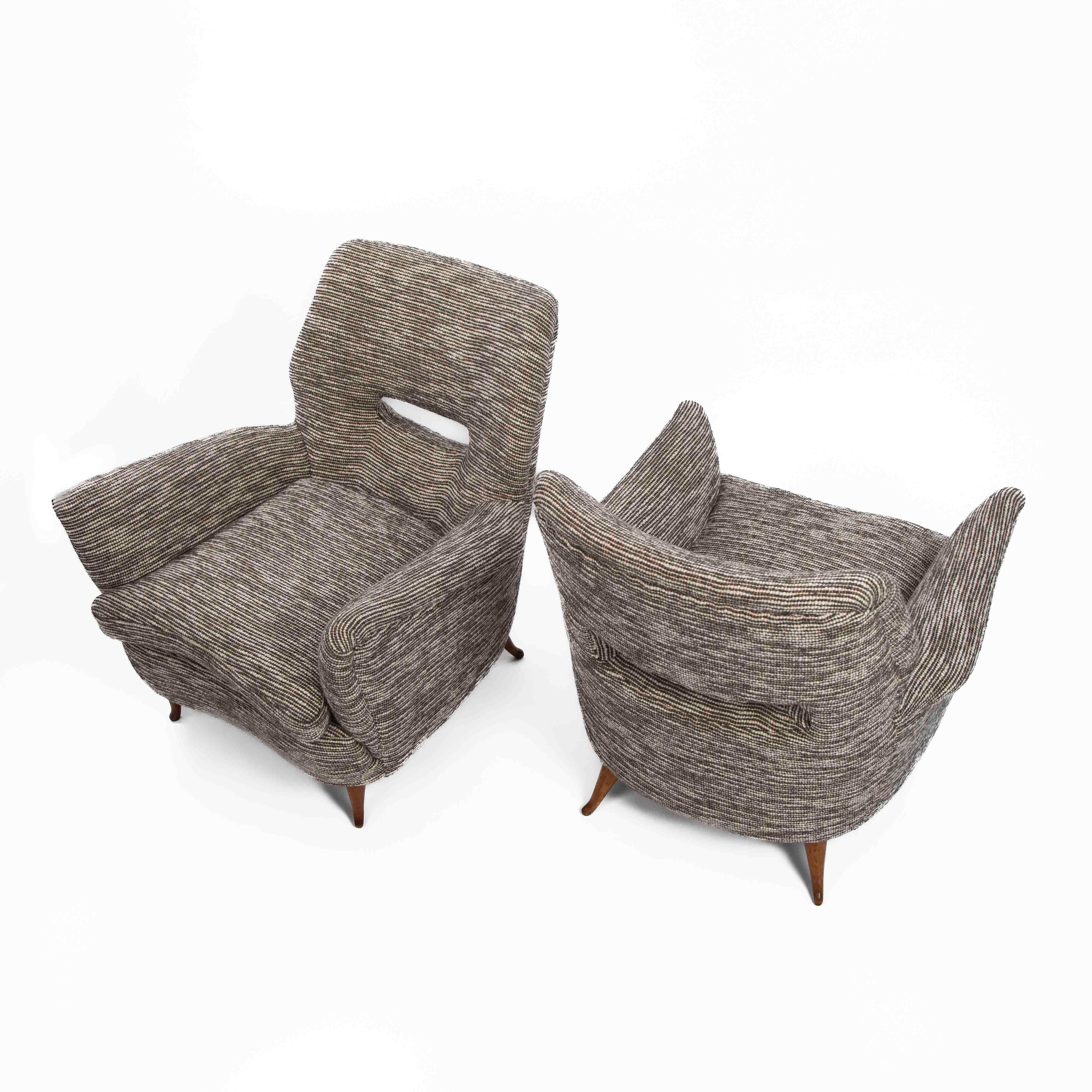 Bouclé Coppia di poltrone curve italiane di metà secolo in tessuto bouclé marrone-offhwite 1950s in vendita