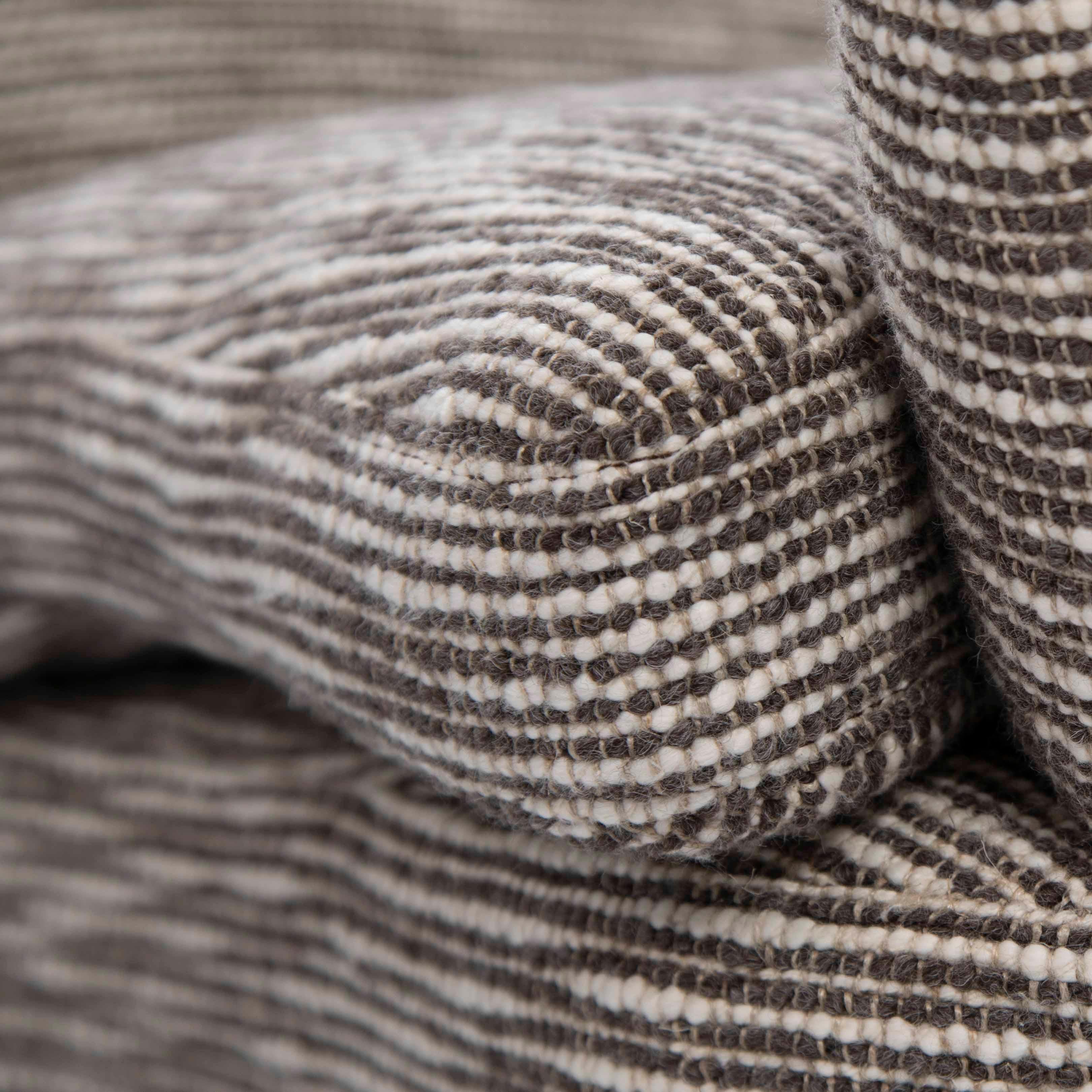 Coppia di poltrone curve italiane di metà secolo in tessuto bouclé marrone-offhwite 1950s in vendita 1