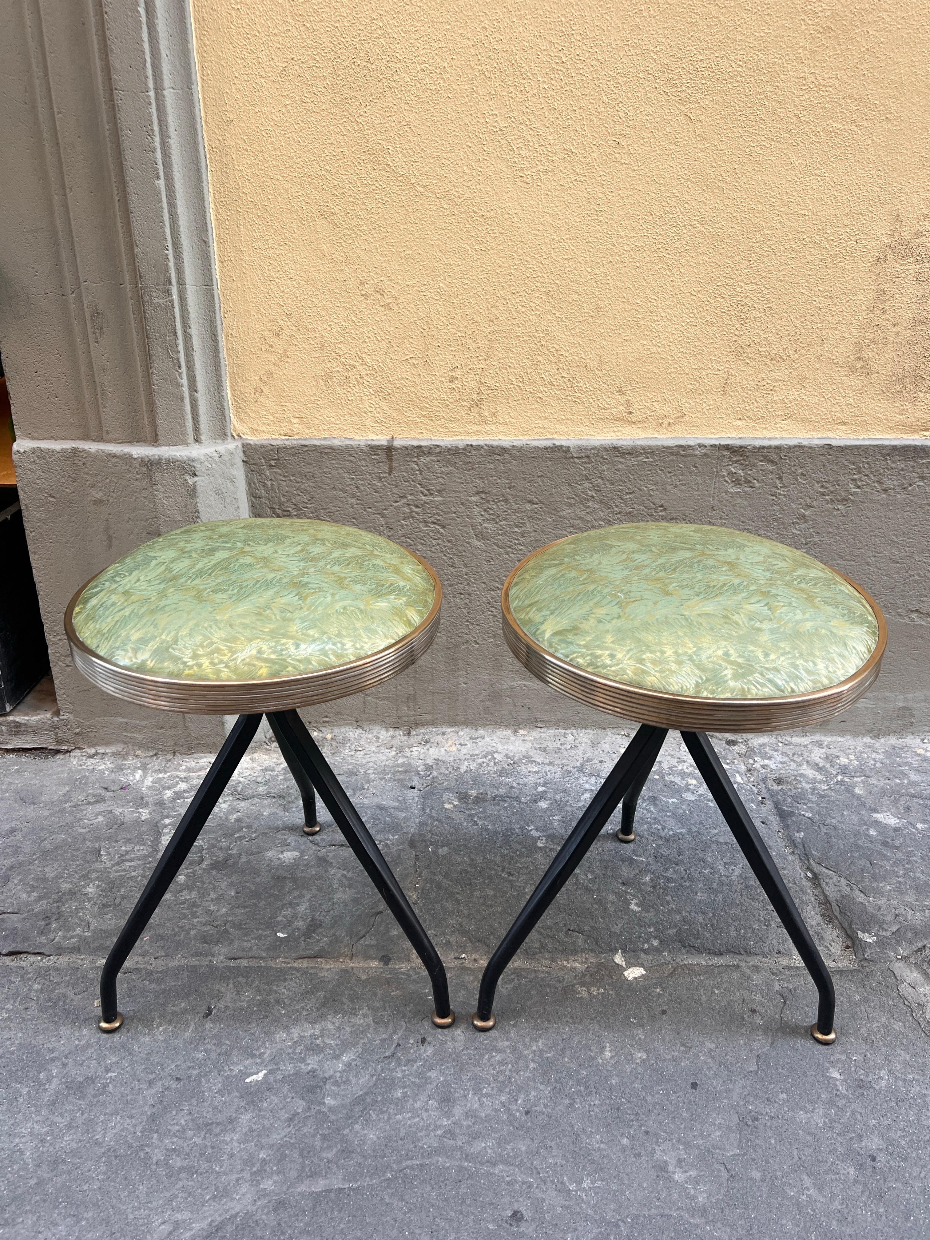 Paire de tabourets en éco-cuir vert de design italien du milieu du siècle 1950 en vente 4