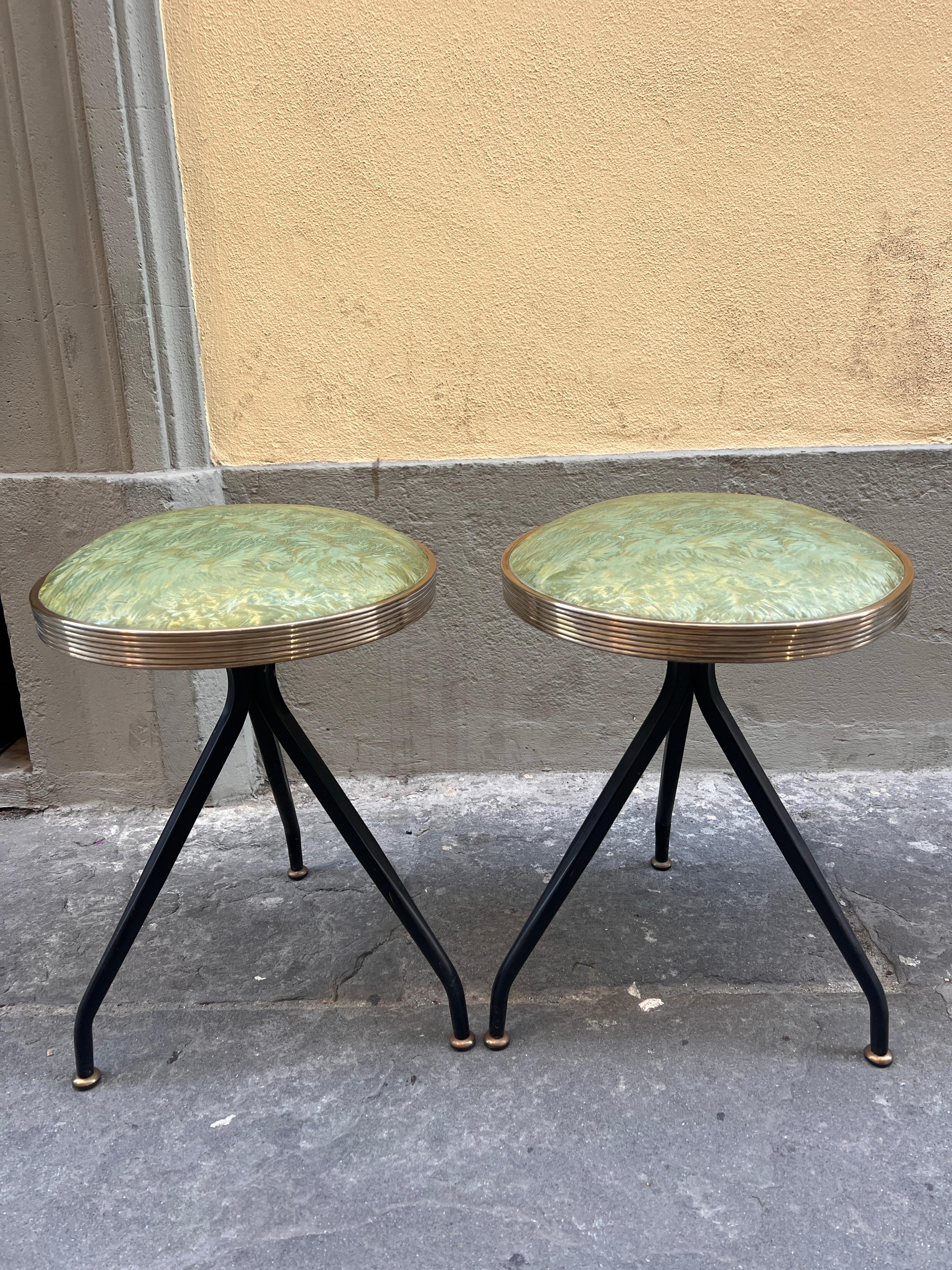 Paire de tabourets en éco-cuir vert de design italien du milieu du siècle 1950 en vente 5