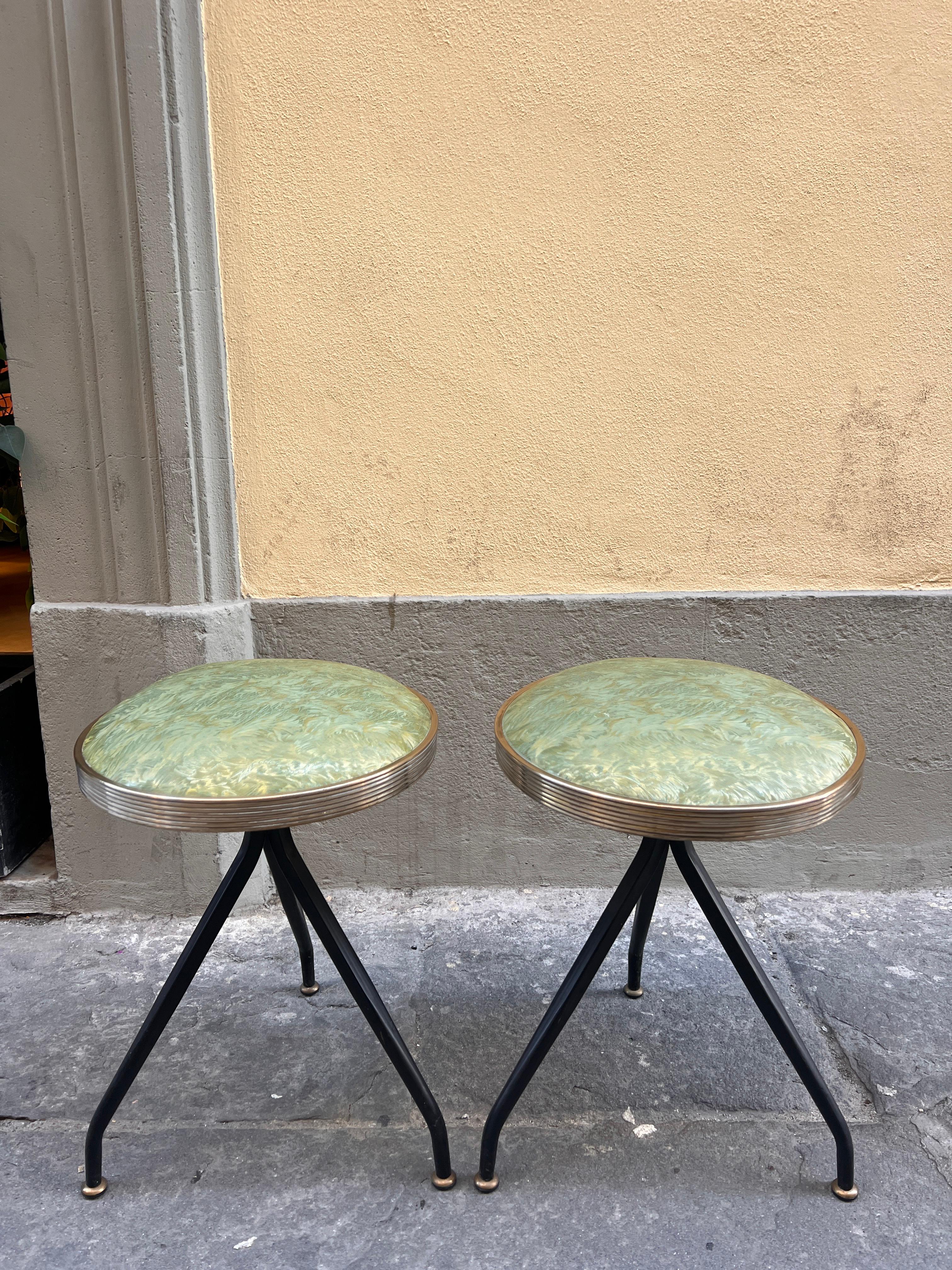 Paire de tabourets en éco-cuir vert de design italien du milieu du siècle 1950 en vente 7