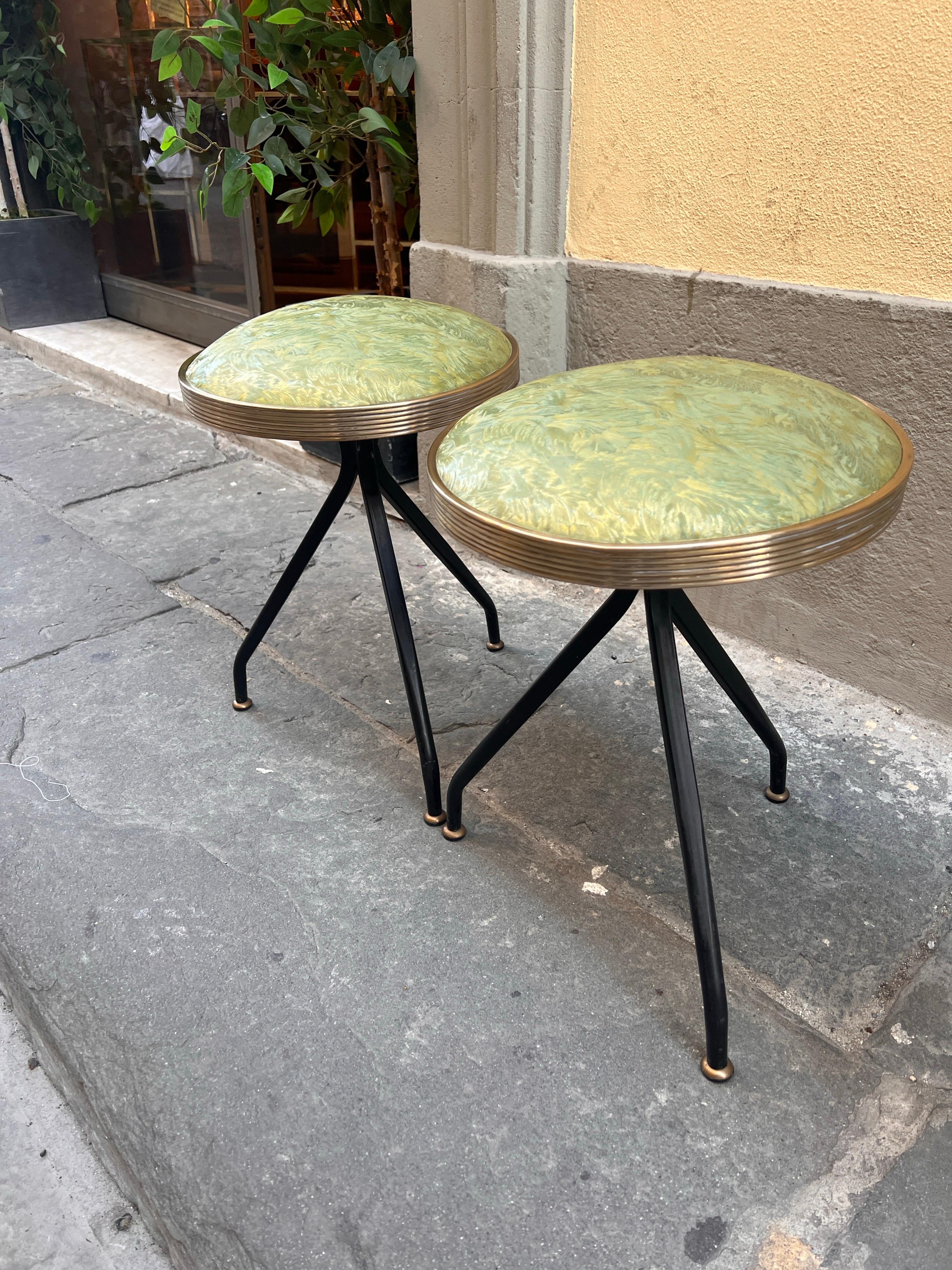 Paire de tabourets en éco-cuir vert de design italien du milieu du siècle 1950 en vente 11