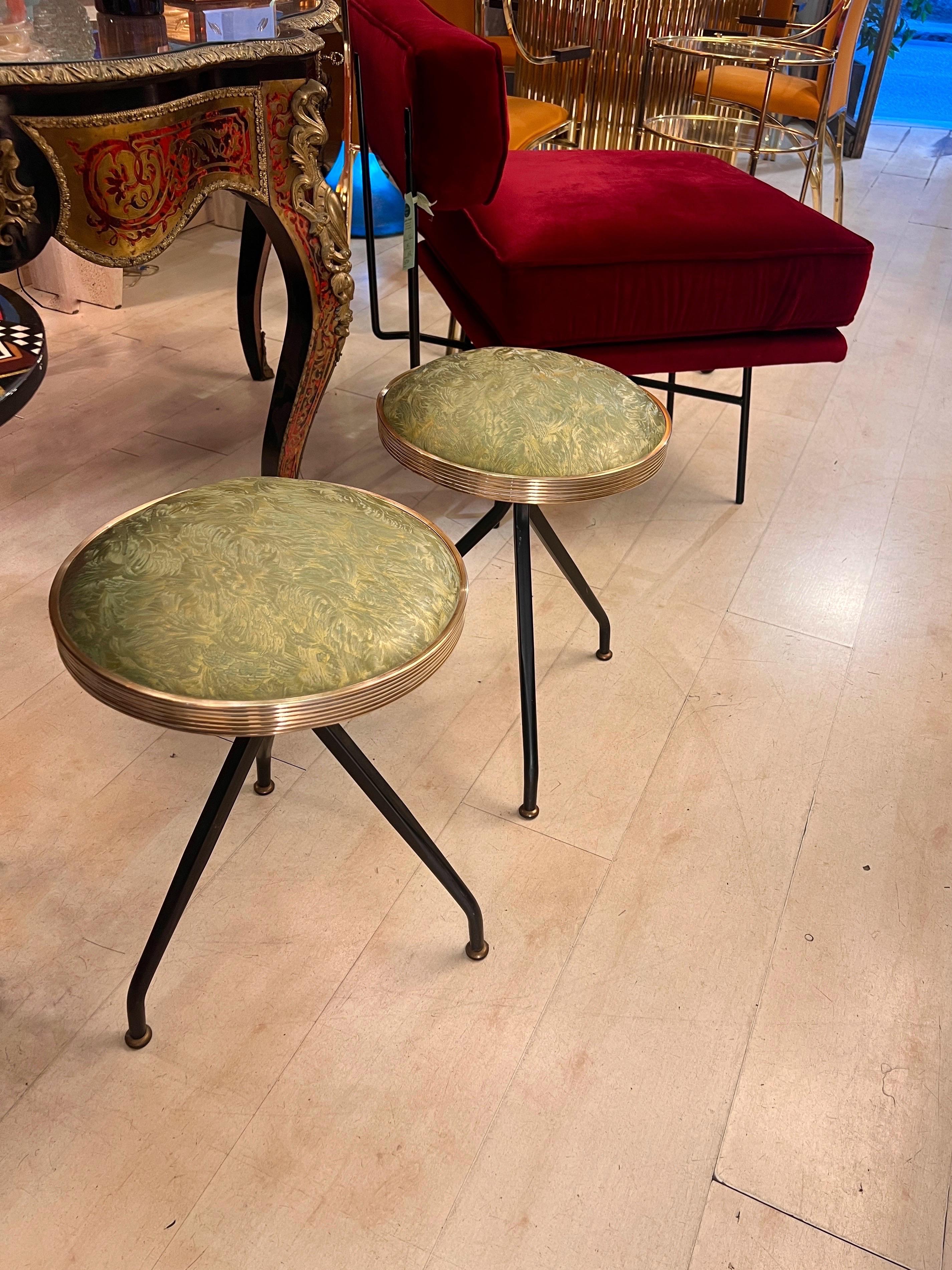 Paire de tabourets en éco-cuir vert de design italien du milieu du siècle 1950 en vente 13