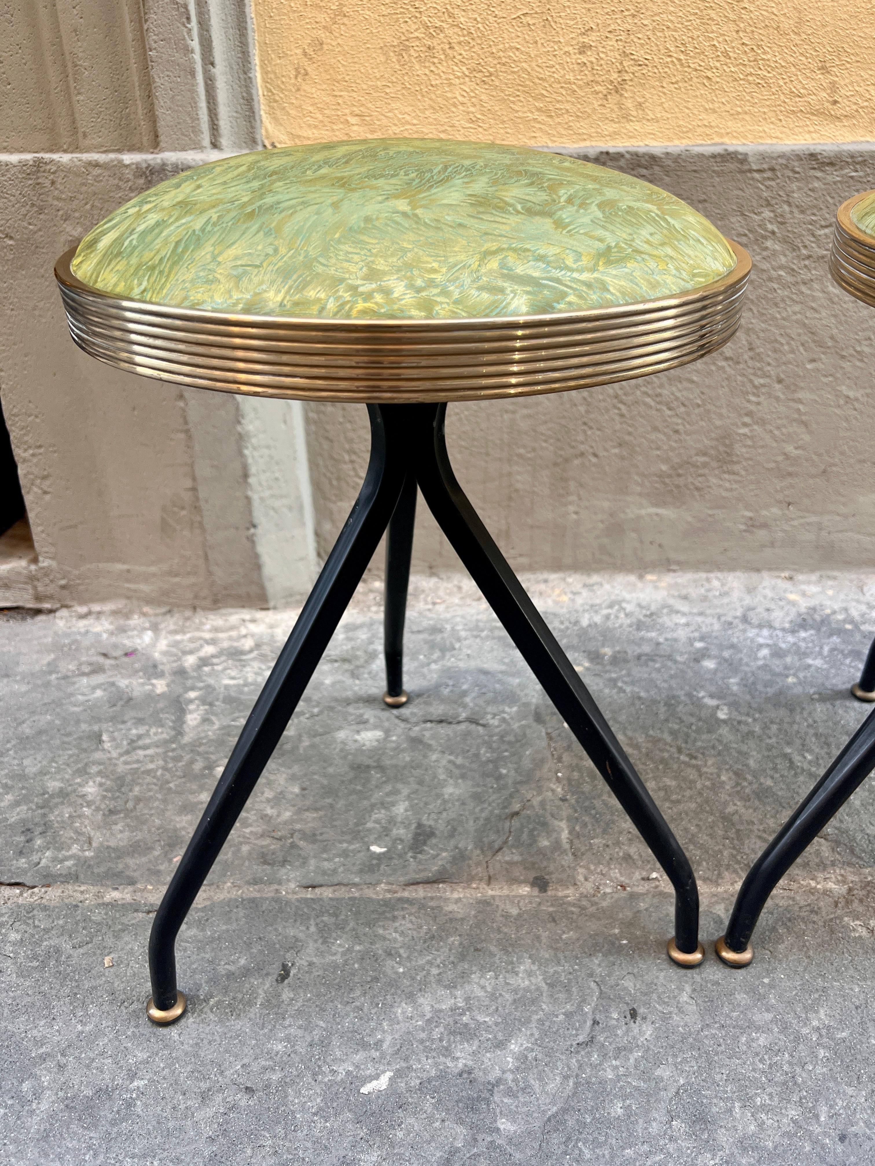 Mid-Century Modern Paire de tabourets en éco-cuir vert de design italien du milieu du siècle 1950 en vente