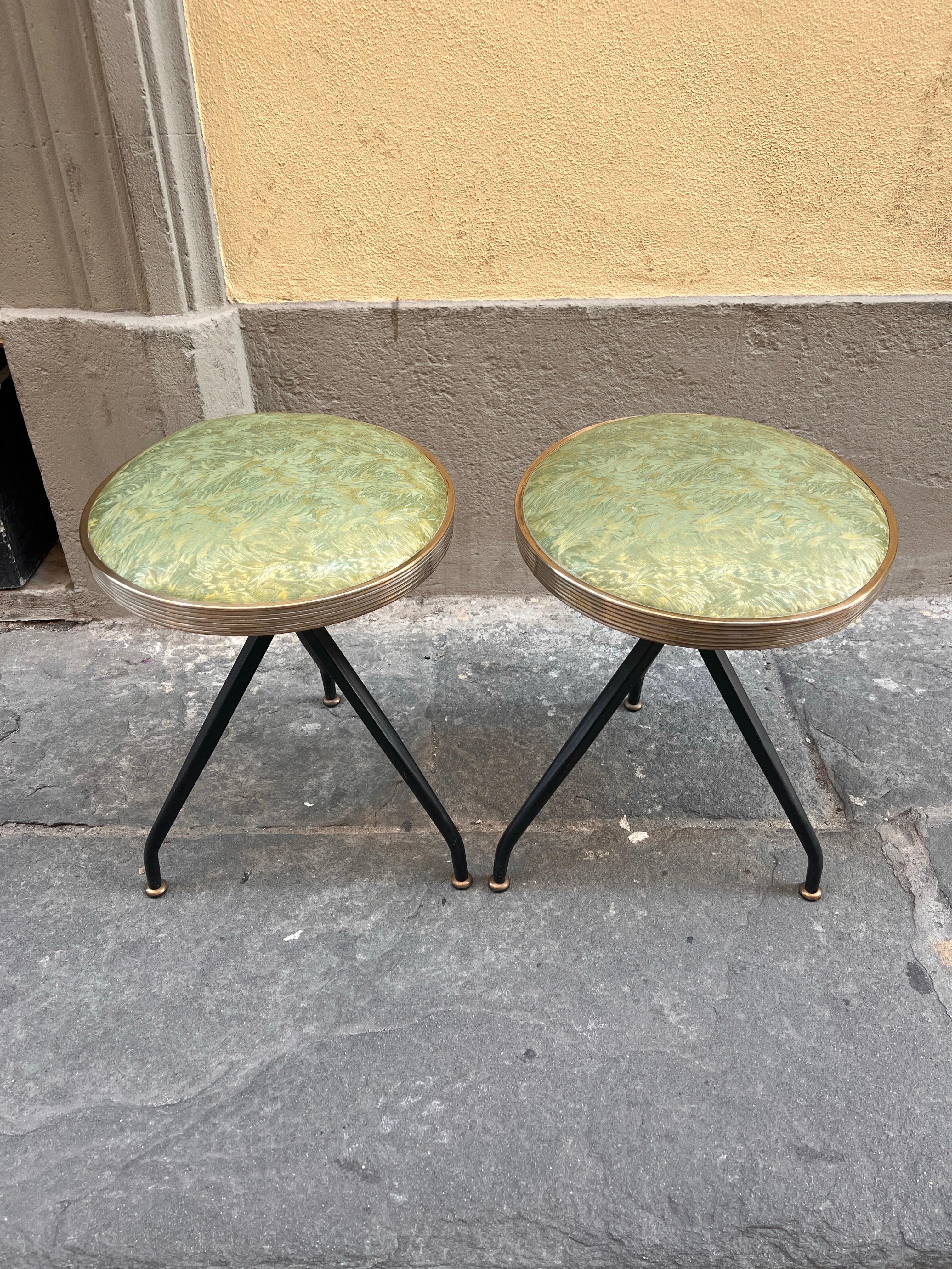 Paire de tabourets en éco-cuir vert de design italien du milieu du siècle 1950 Bon état - En vente à Florence, IT