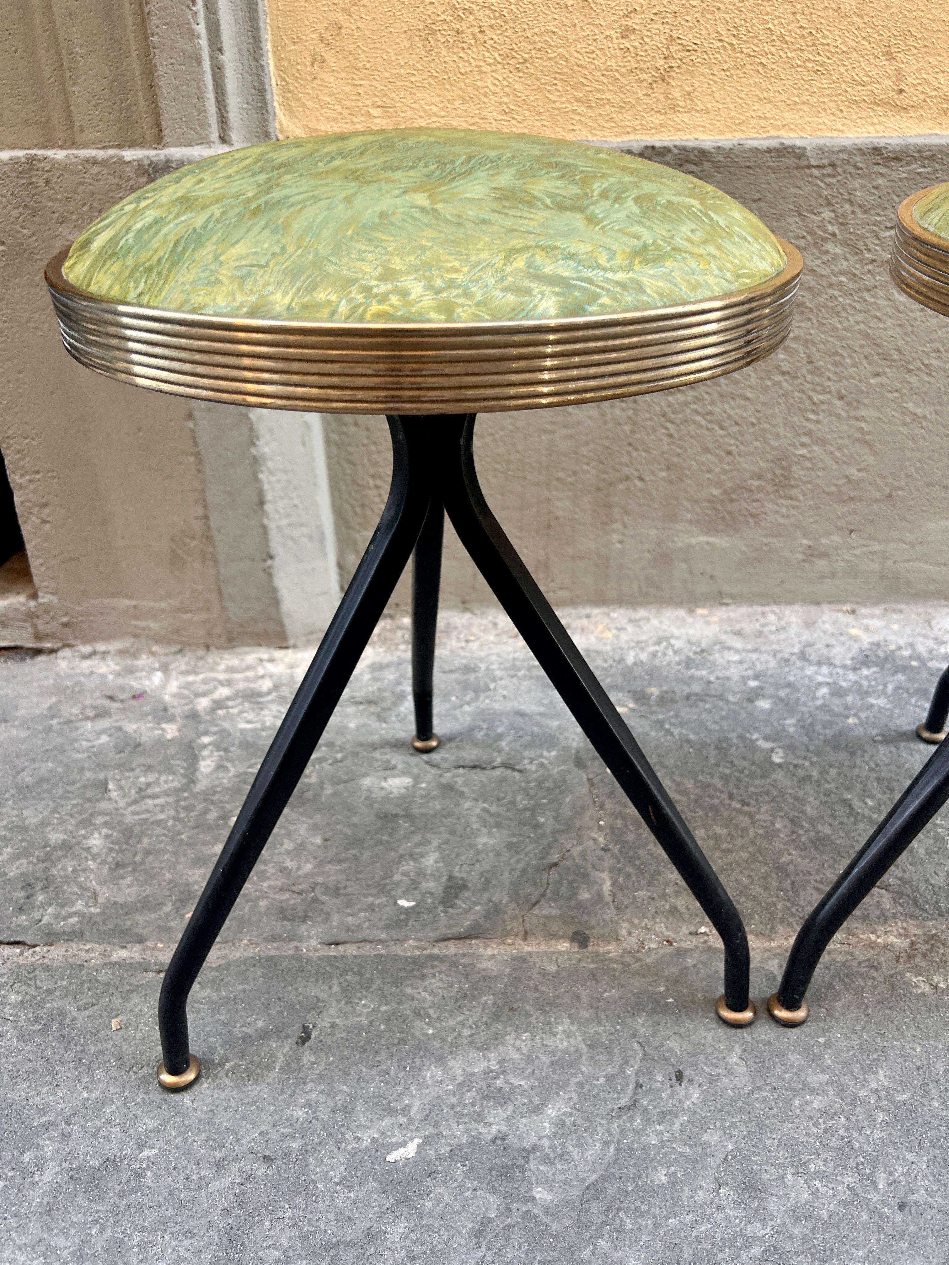 20ième siècle Paire de tabourets en éco-cuir vert de design italien du milieu du siècle 1950 en vente