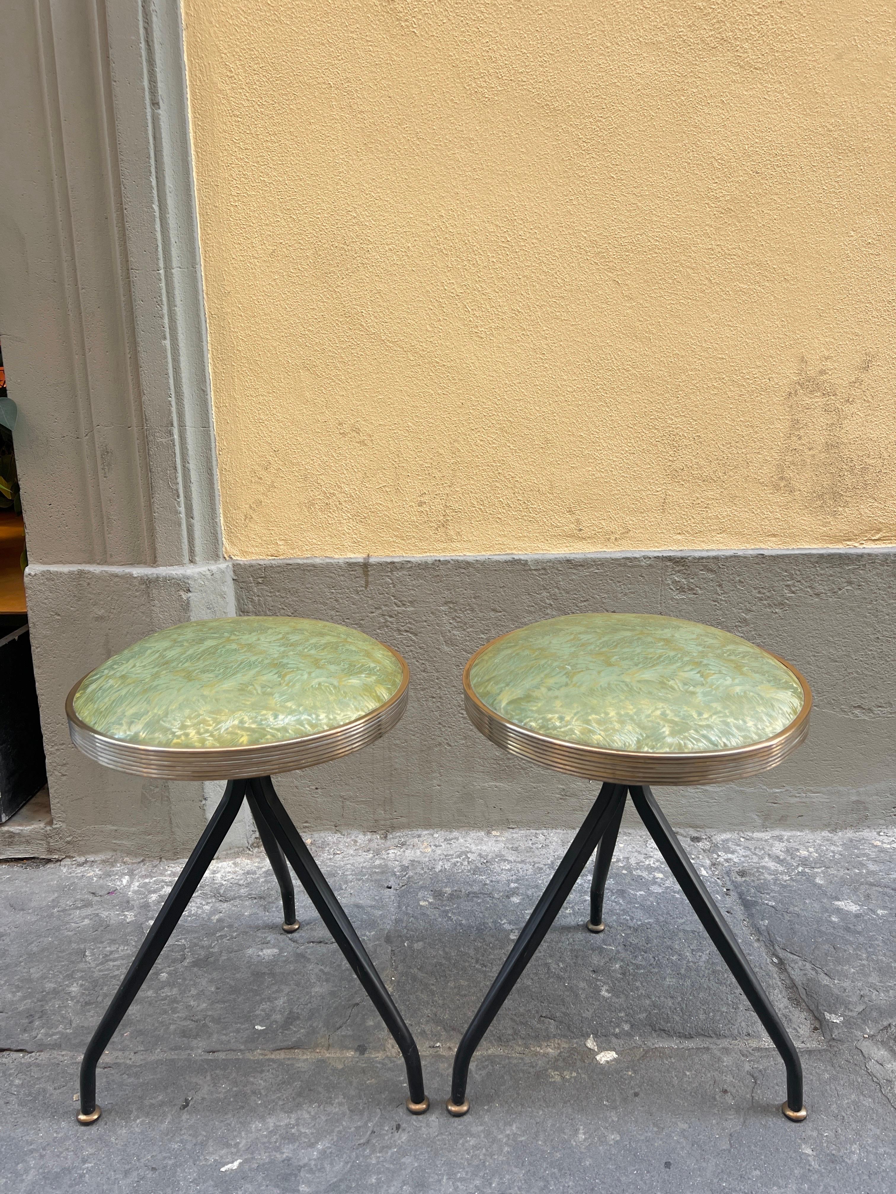 Métal Paire de tabourets en éco-cuir vert de design italien du milieu du siècle 1950 en vente