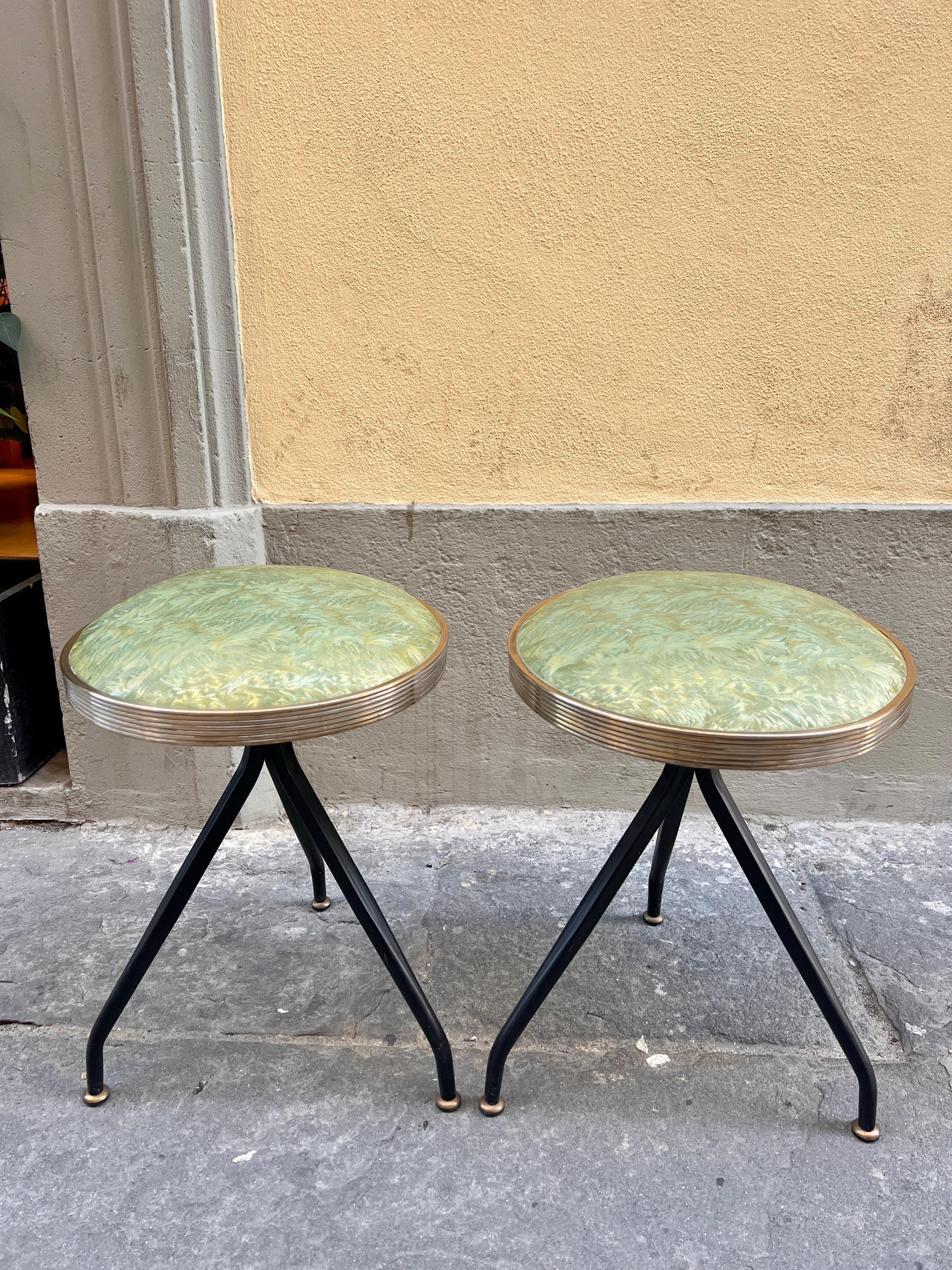 Paire de tabourets en éco-cuir vert de design italien du milieu du siècle 1950 en vente 3