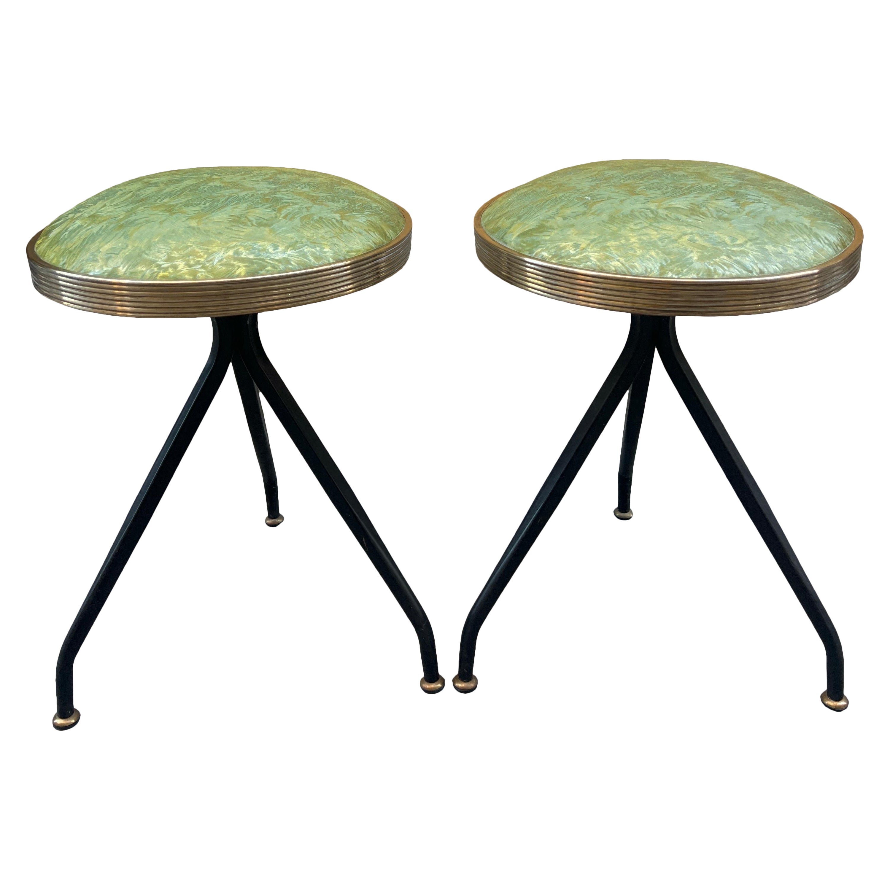 Paire de tabourets en éco-cuir vert de design italien du milieu du siècle 1950 en vente
