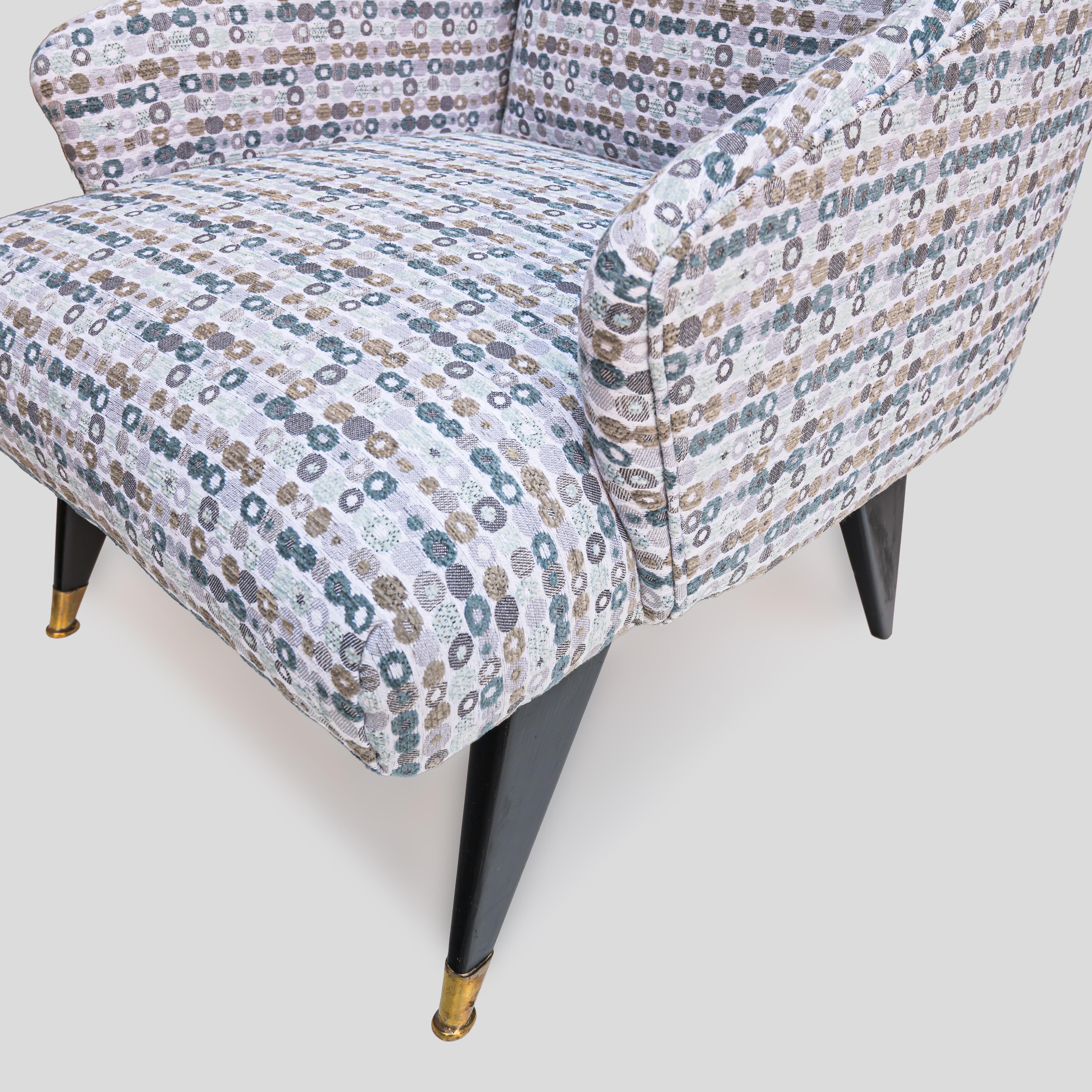 Pair of Mid century Italian design low seating armchairs with black feet. en venta 3