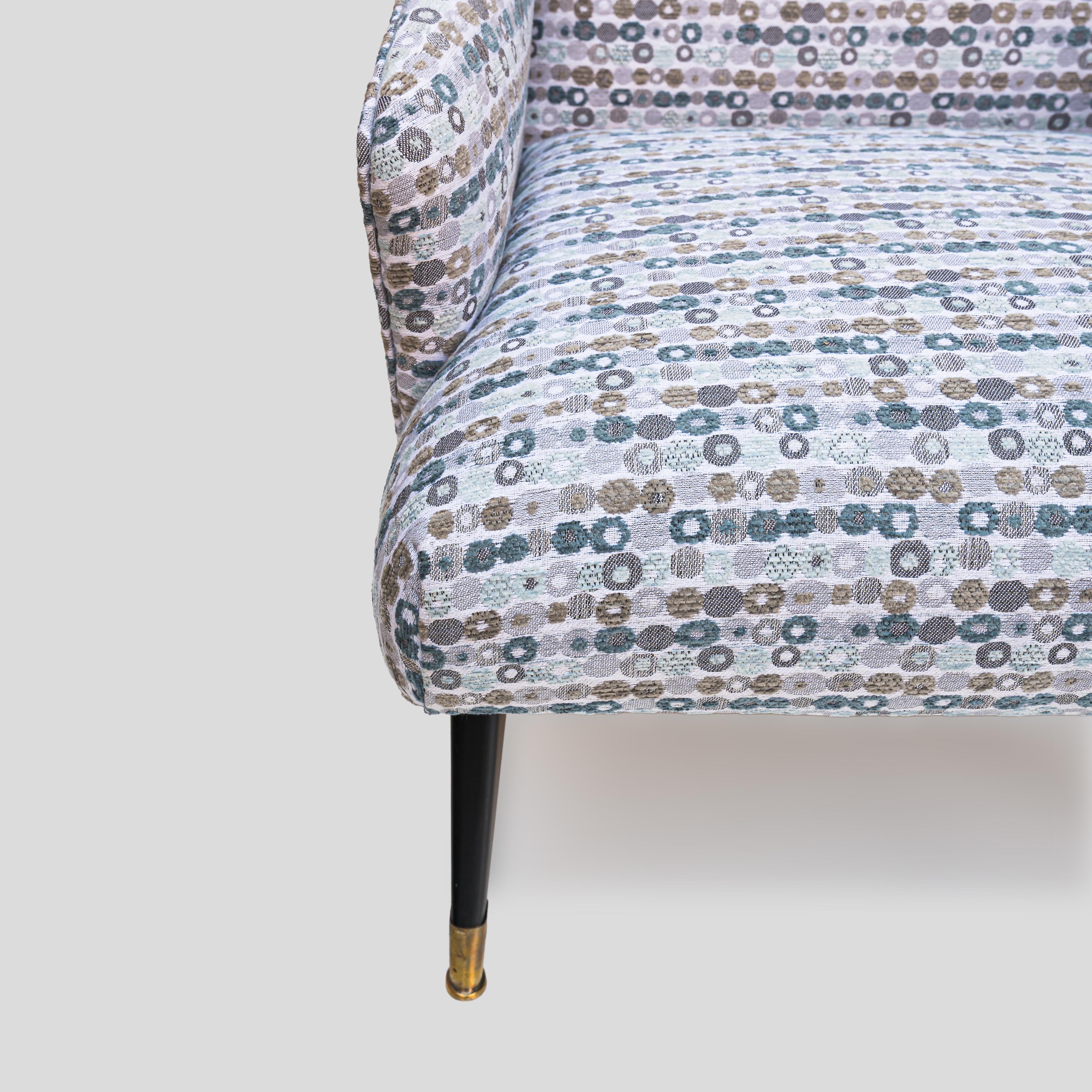 Pair of Mid century Italian design low seating armchairs with black feet. en venta 4