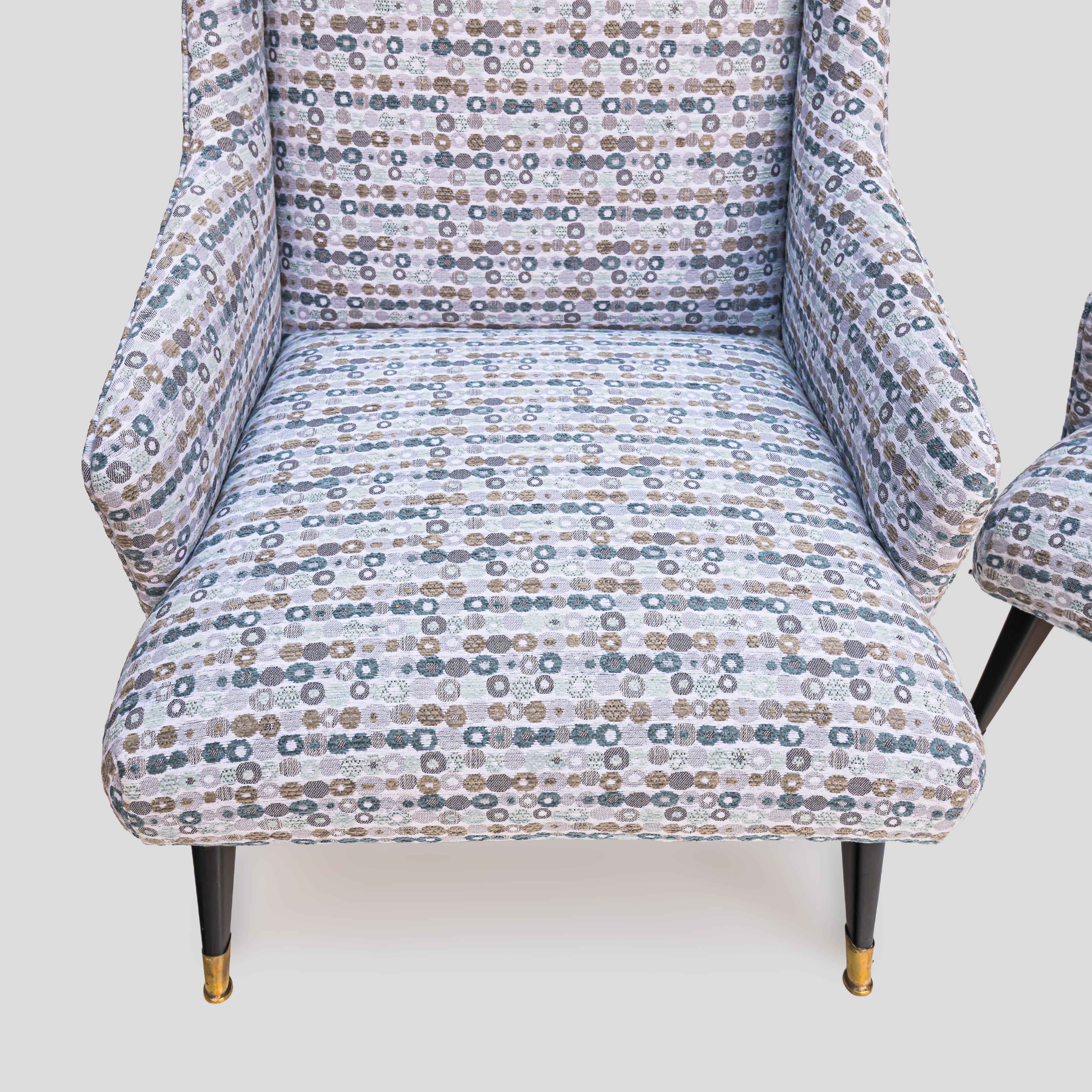 Pair of Mid century Italian design low seating armchairs with black feet. en venta 6