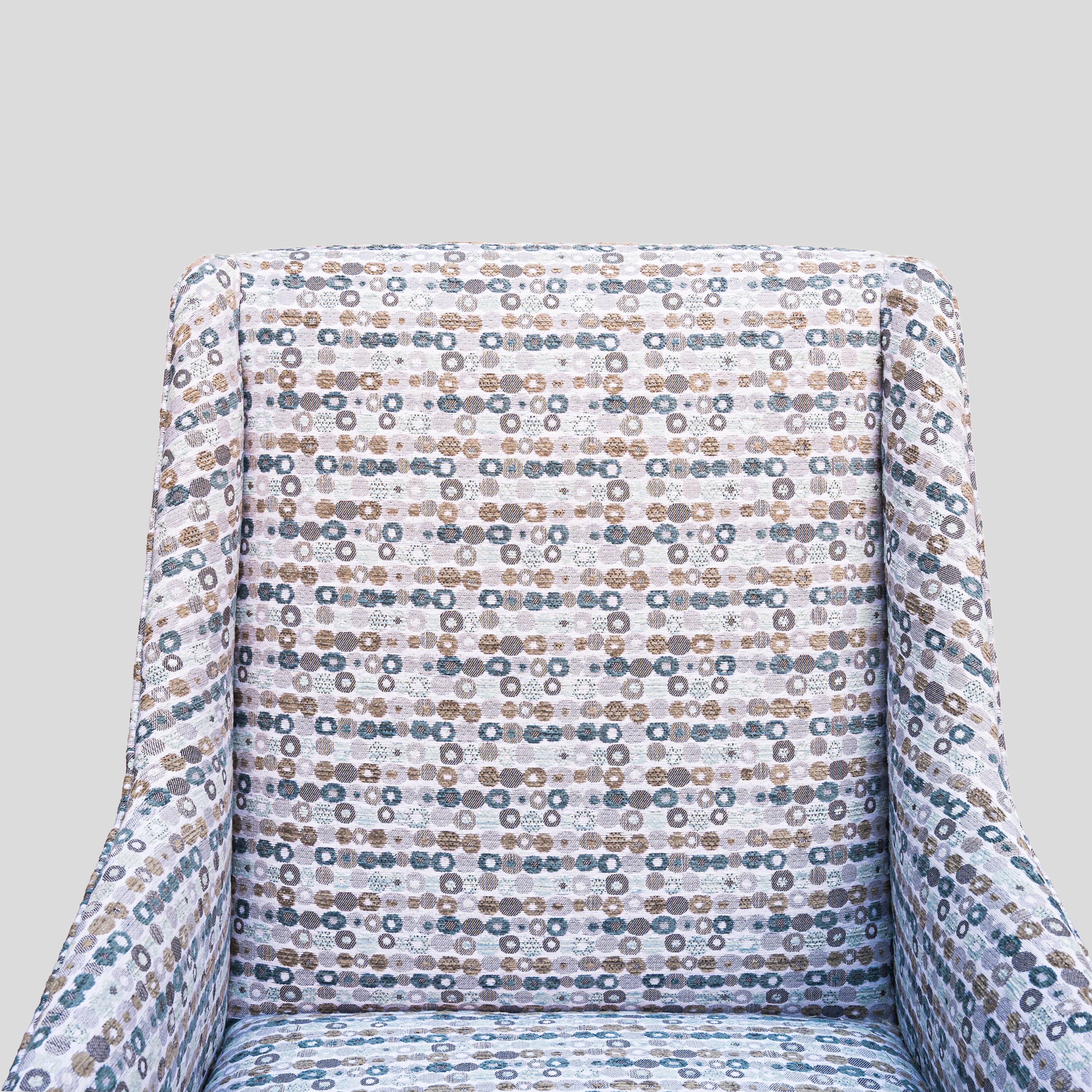 Pair of Mid century Italian design low seating armchairs with black feet. en venta 7