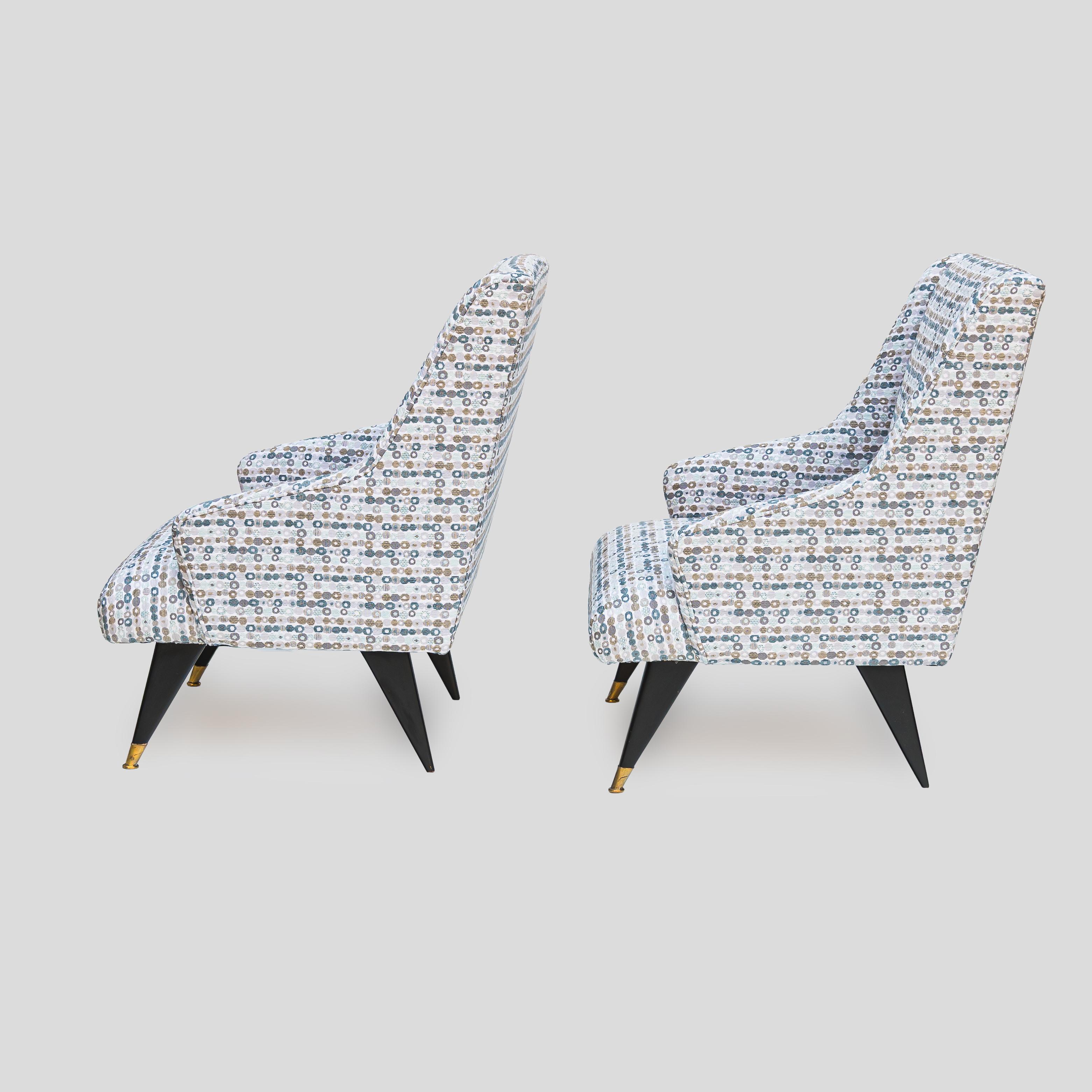 Pair of Mid century Italian design low seating armchairs with black feet. Moderno de mediados de siglo en venta