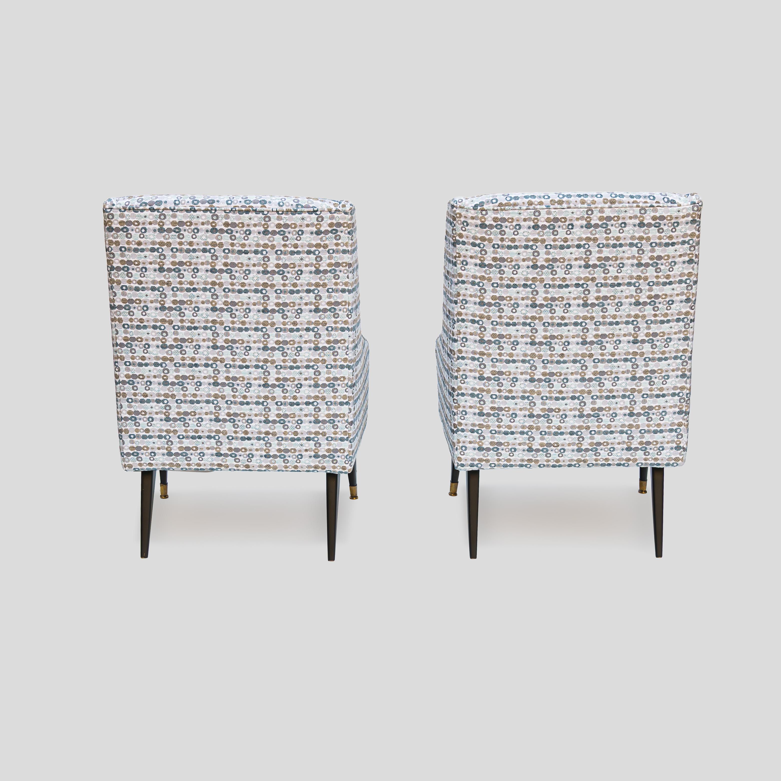 Pair of Mid century Italian design low seating armchairs with black feet. Italiano en venta