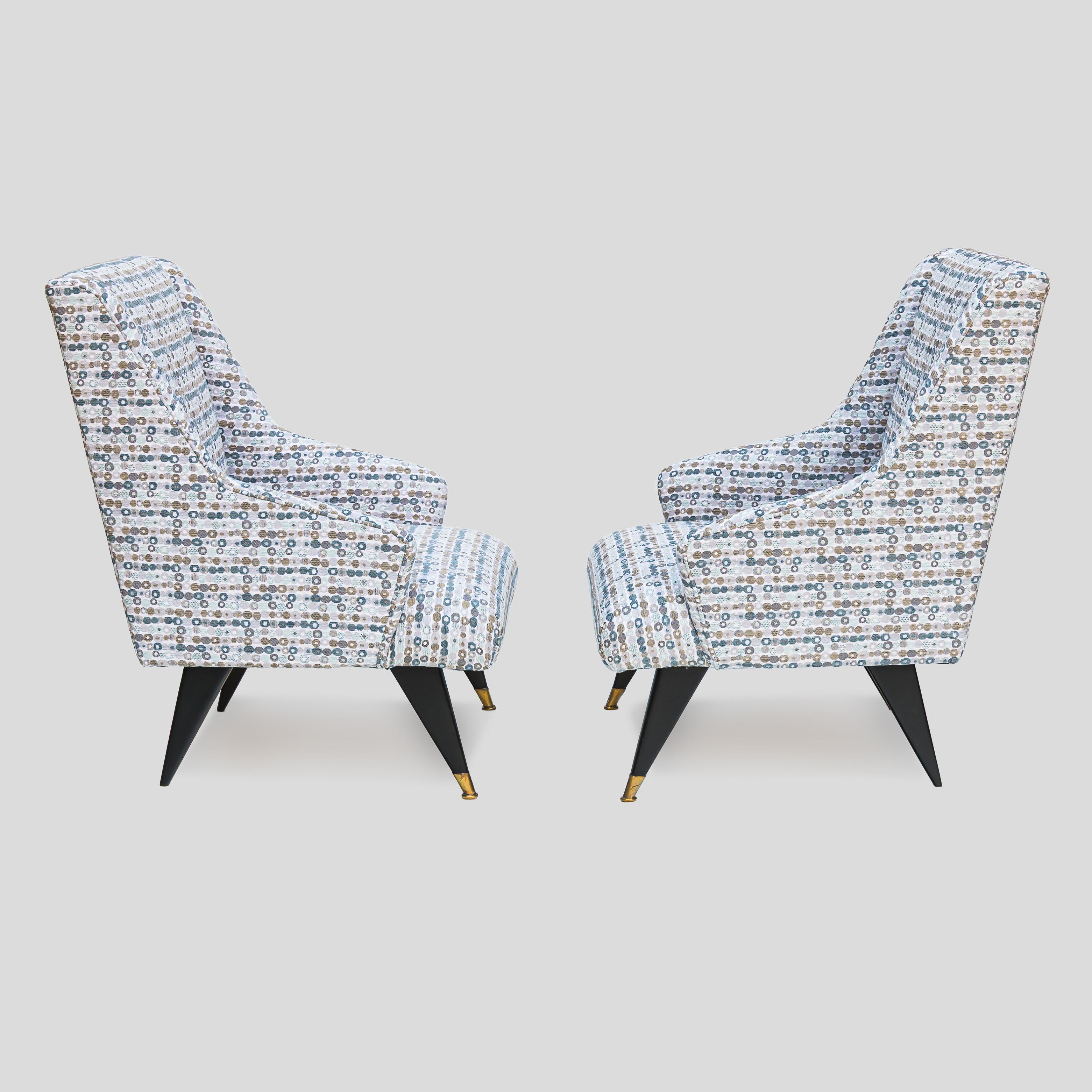 Pair of Mid century Italian design low seating armchairs with black feet. en Bueno estado para la venta en London, GB