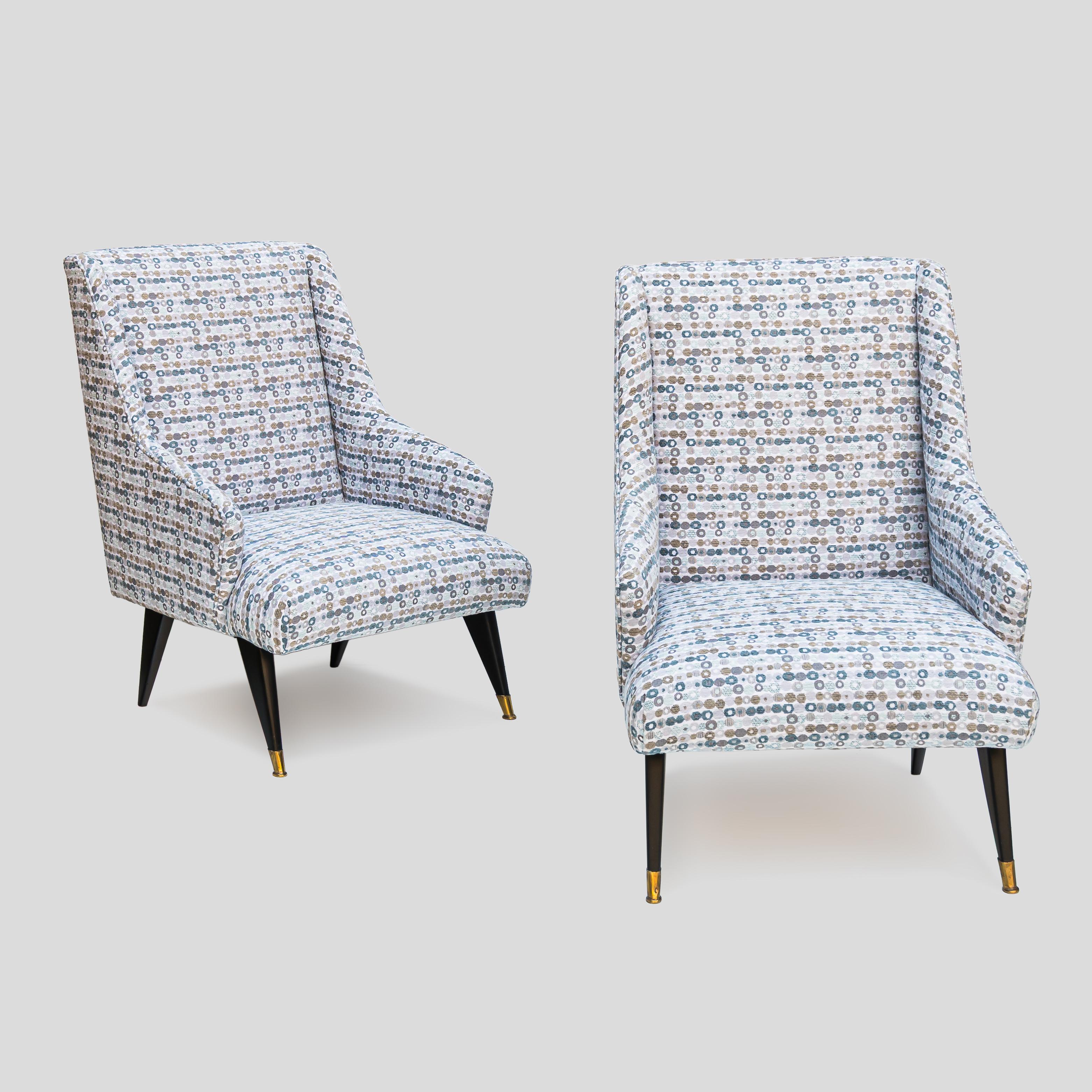 Pair of Mid century Italian design low seating armchairs with black feet. mediados del siglo XX en venta