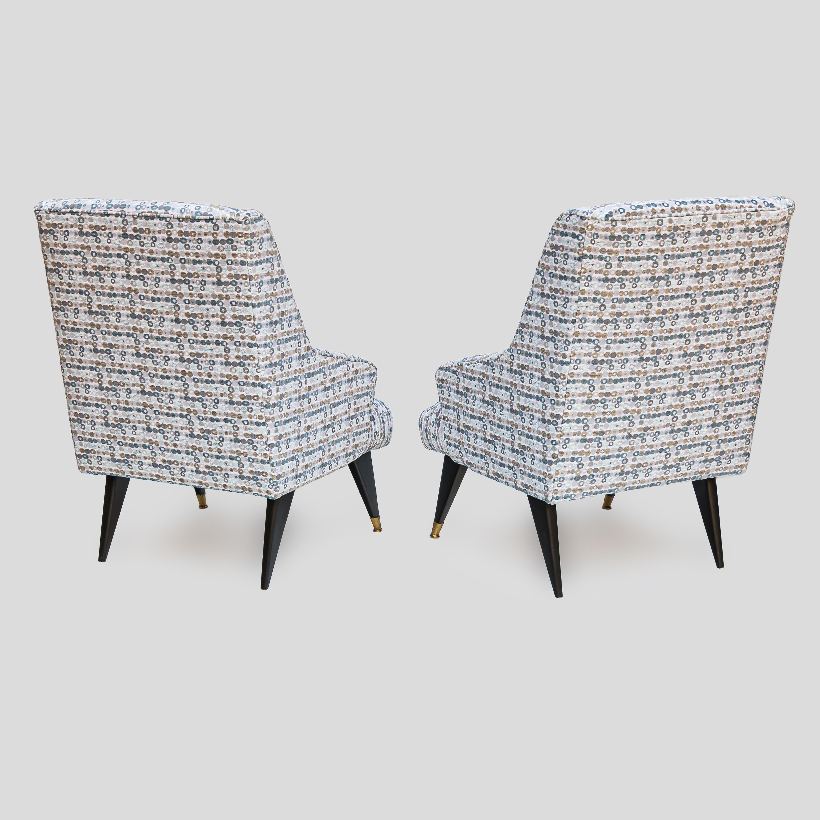 Pair of Mid century Italian design low seating armchairs with black feet. en venta 1