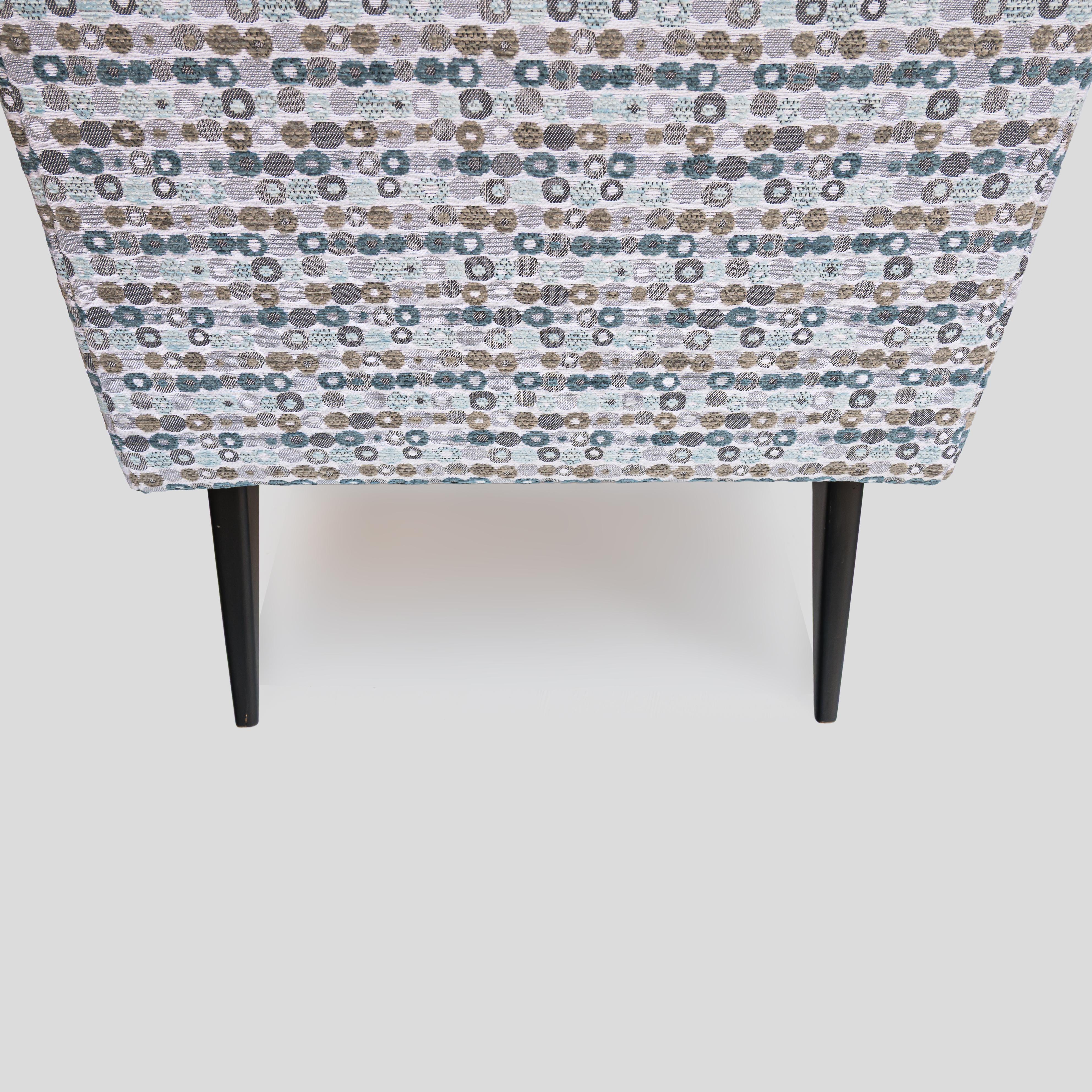 Pair of Mid century Italian design low seating armchairs with black feet. en venta 2