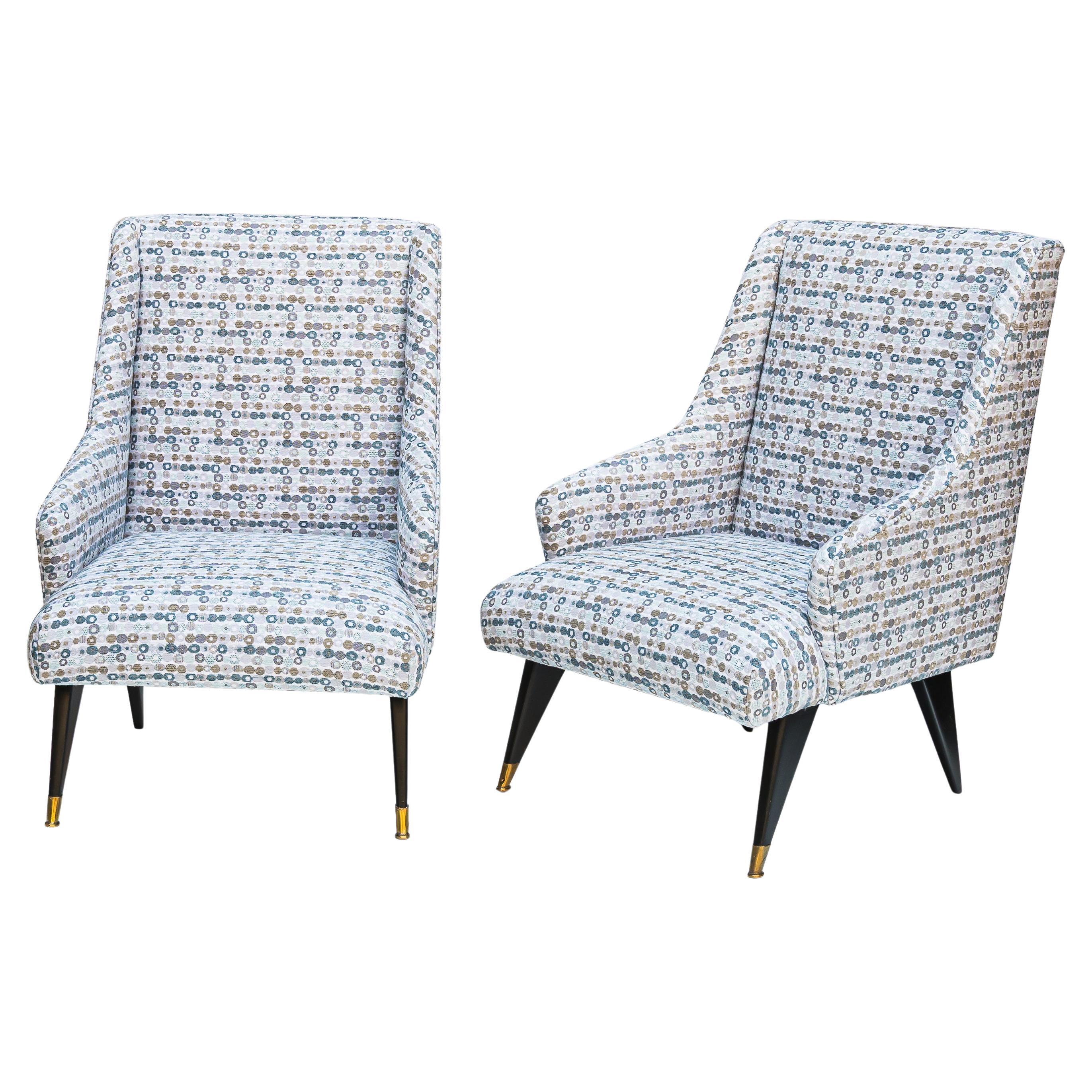 Pair of Mid century Italian design low seating armchairs with black feet. en venta