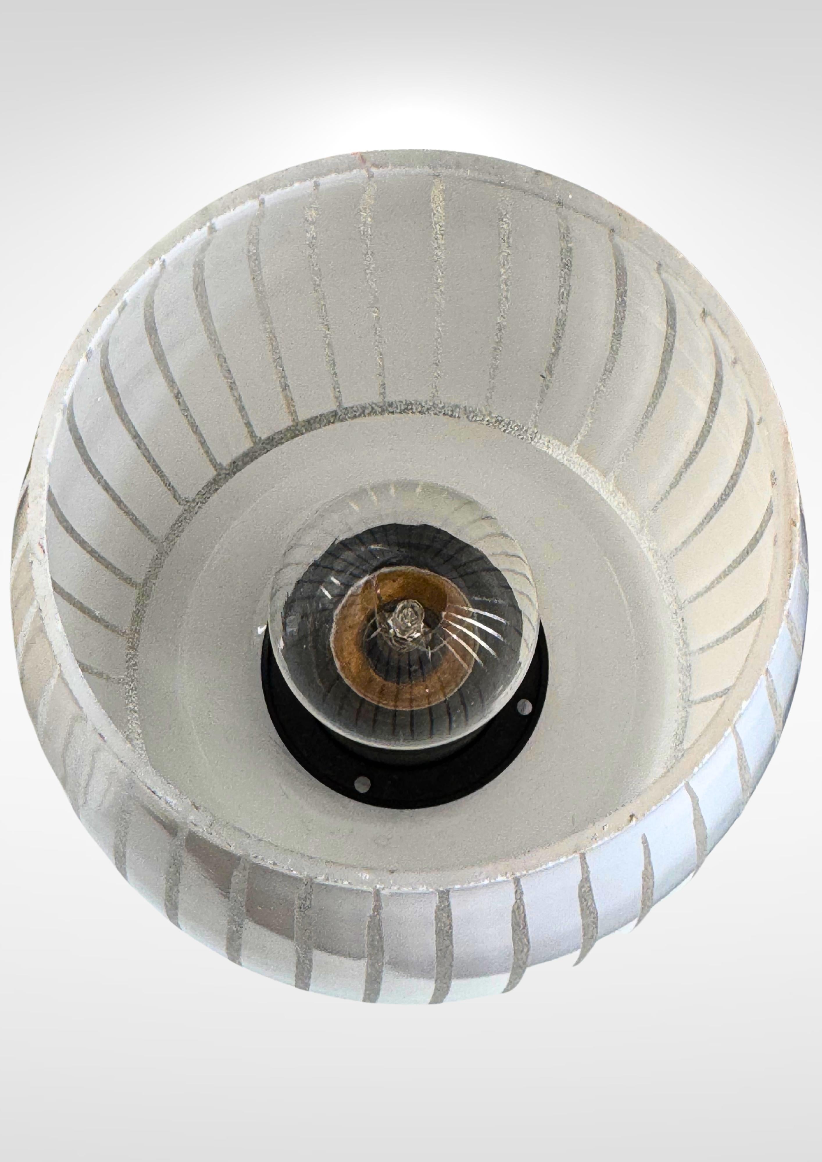 Coppia di lampade da parete in vetro smerigliato e ottone della metà del secolo scorso in vendita 2