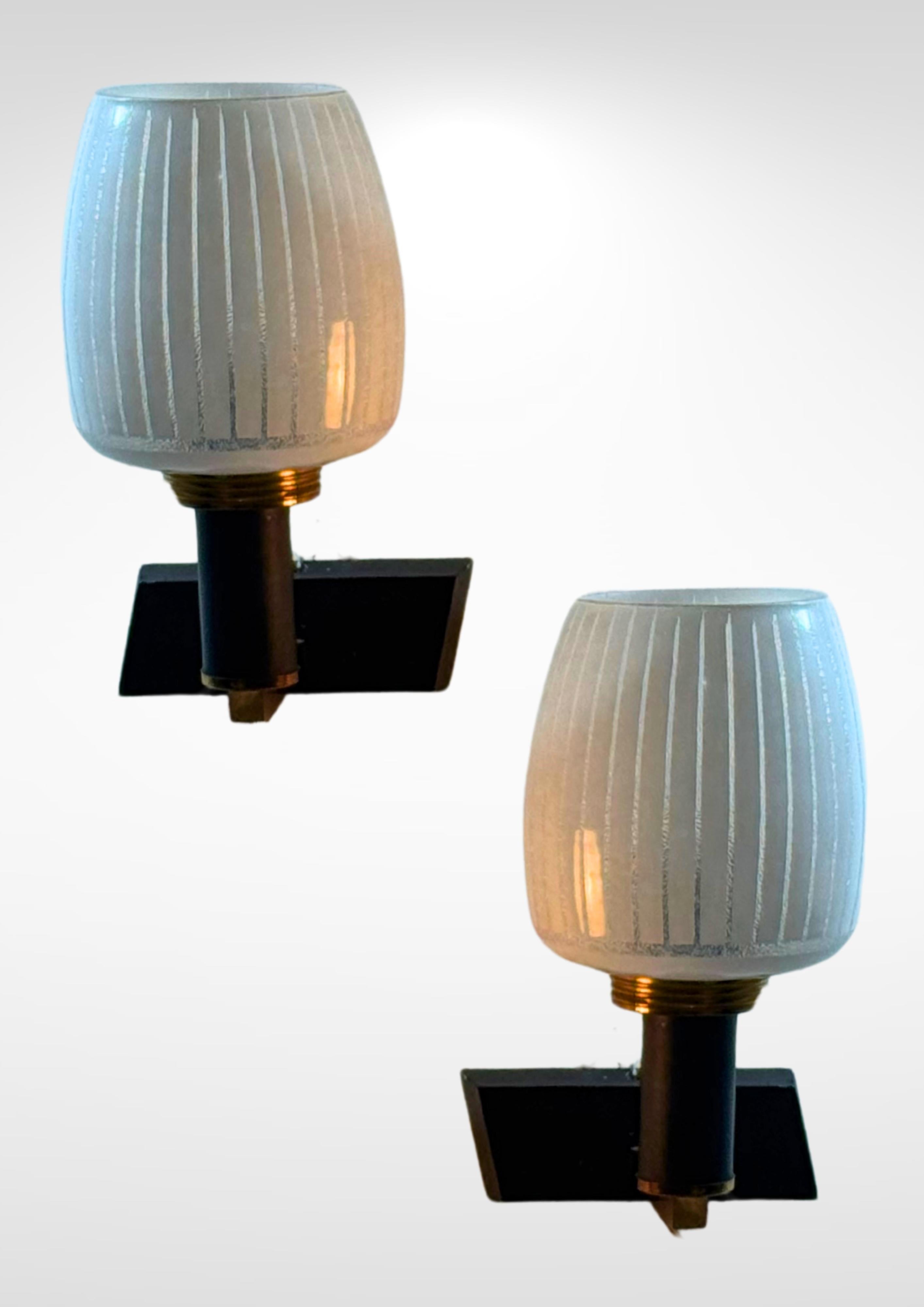 Mid-Century moderno Coppia di lampade da parete in vetro smerigliato e ottone della metà del secolo scorso in vendita