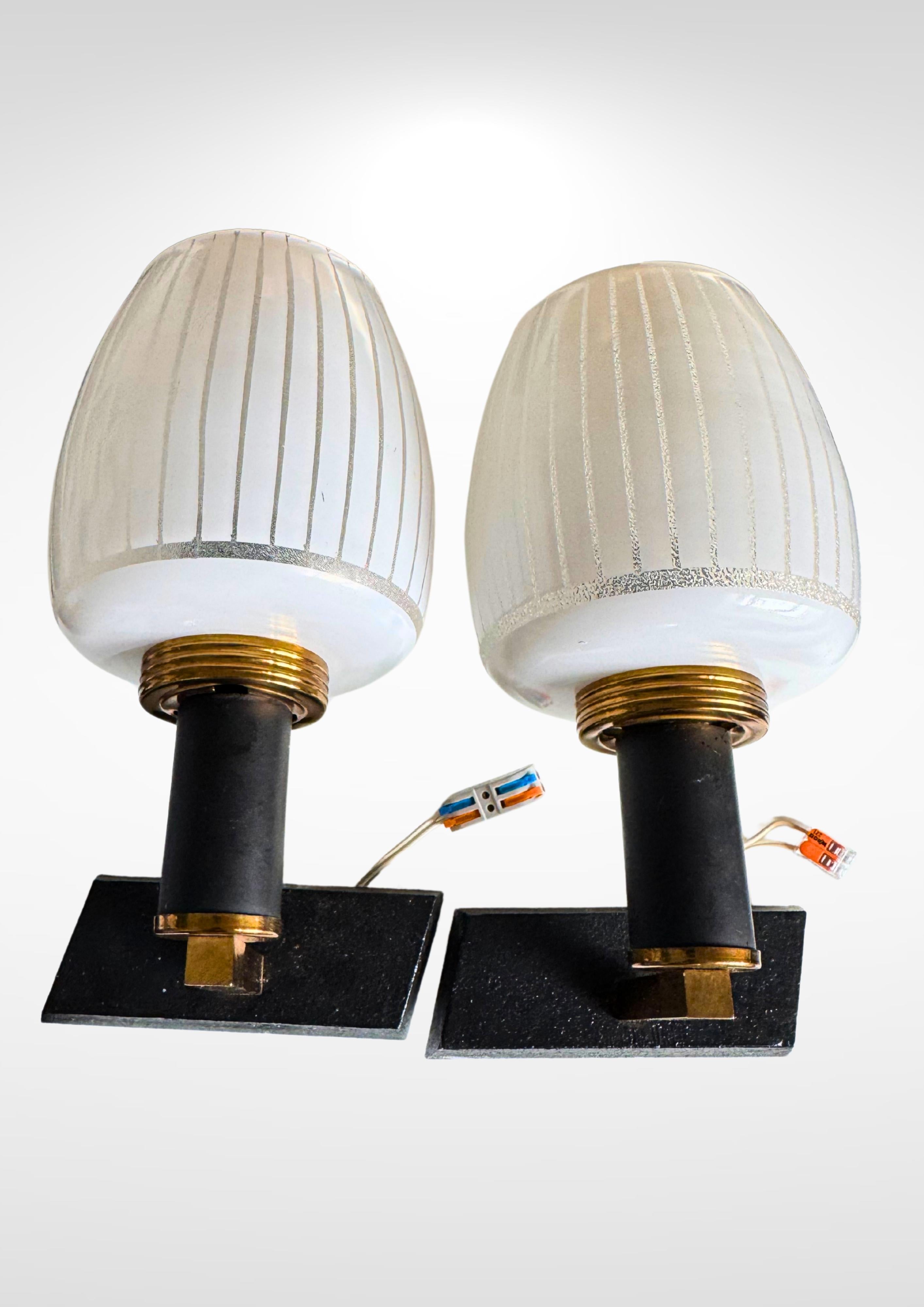 Italiano Coppia di lampade da parete in vetro smerigliato e ottone della metà del secolo scorso in vendita