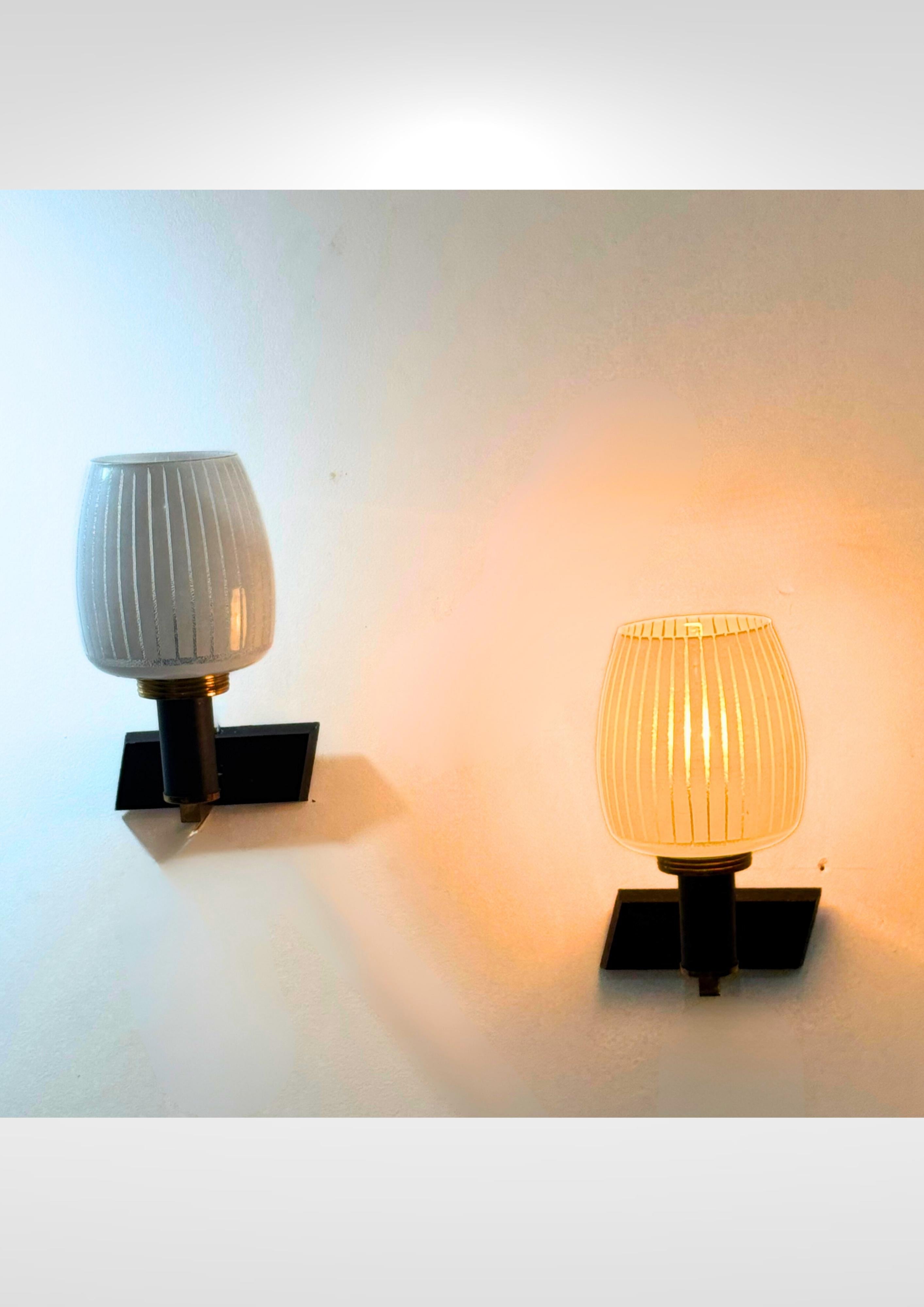 Satinato Coppia di lampade da parete in vetro smerigliato e ottone della metà del secolo scorso in vendita