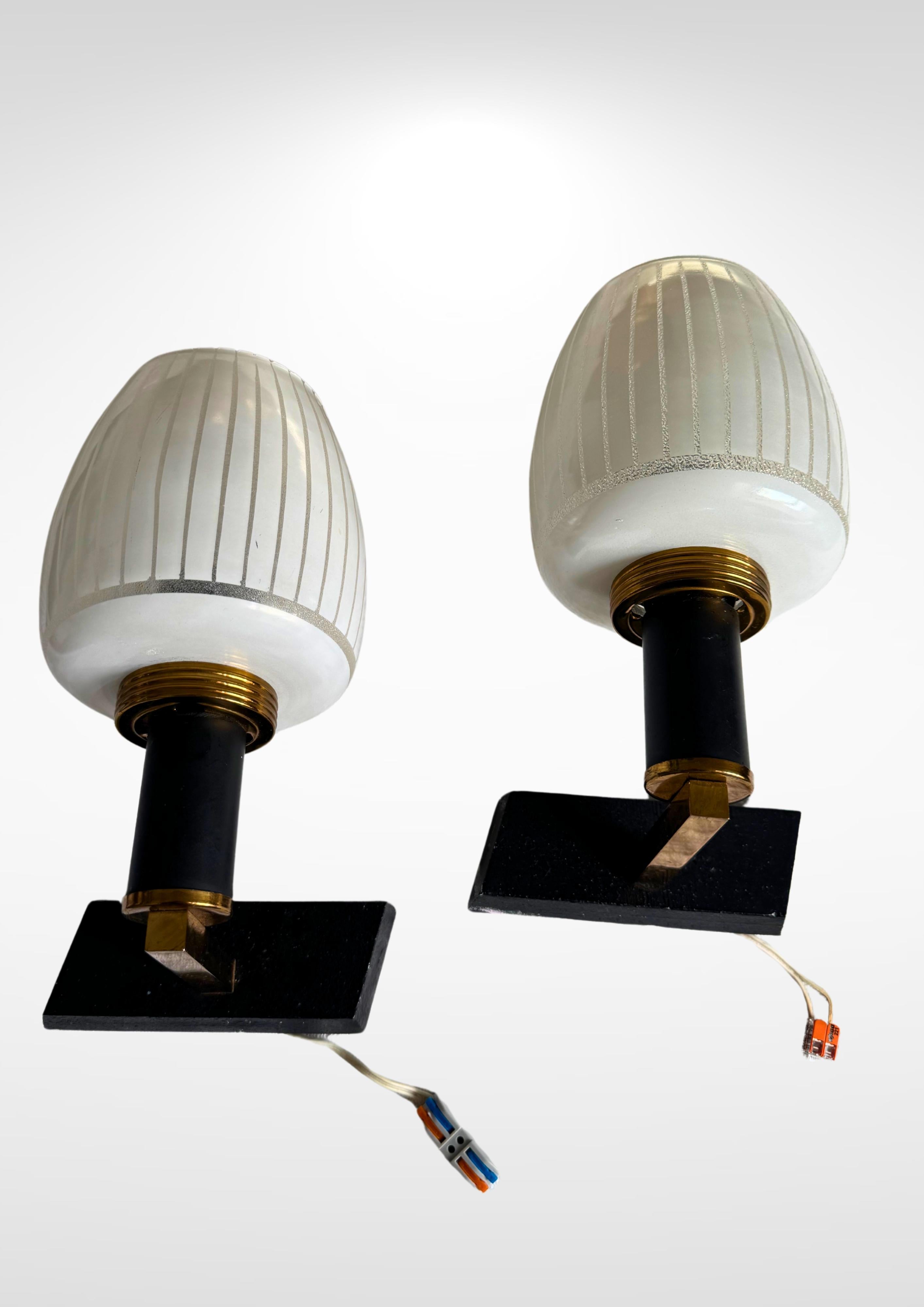 Coppia di lampade da parete in vetro smerigliato e ottone della metà del secolo scorso In condizioni buone in vendita a Torquay, GB
