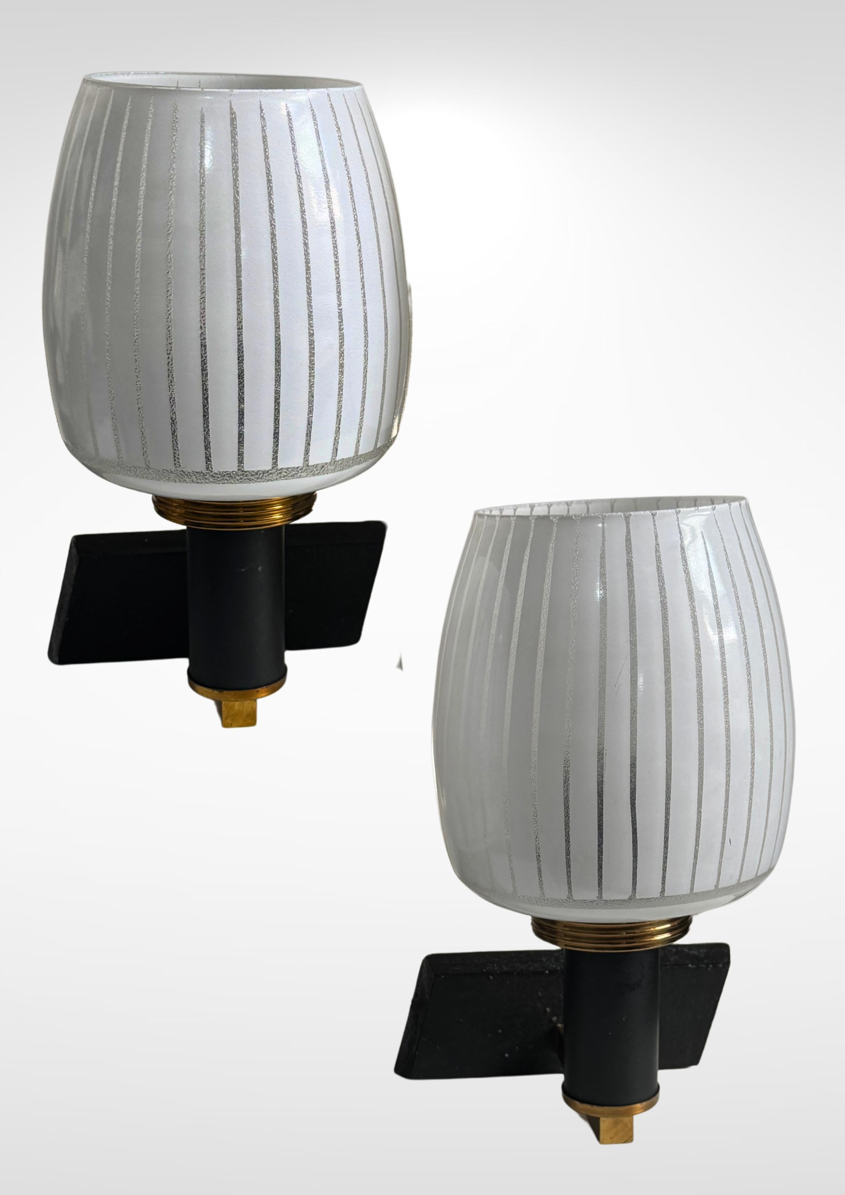 Ottone Coppia di lampade da parete in vetro smerigliato e ottone della metà del secolo scorso in vendita