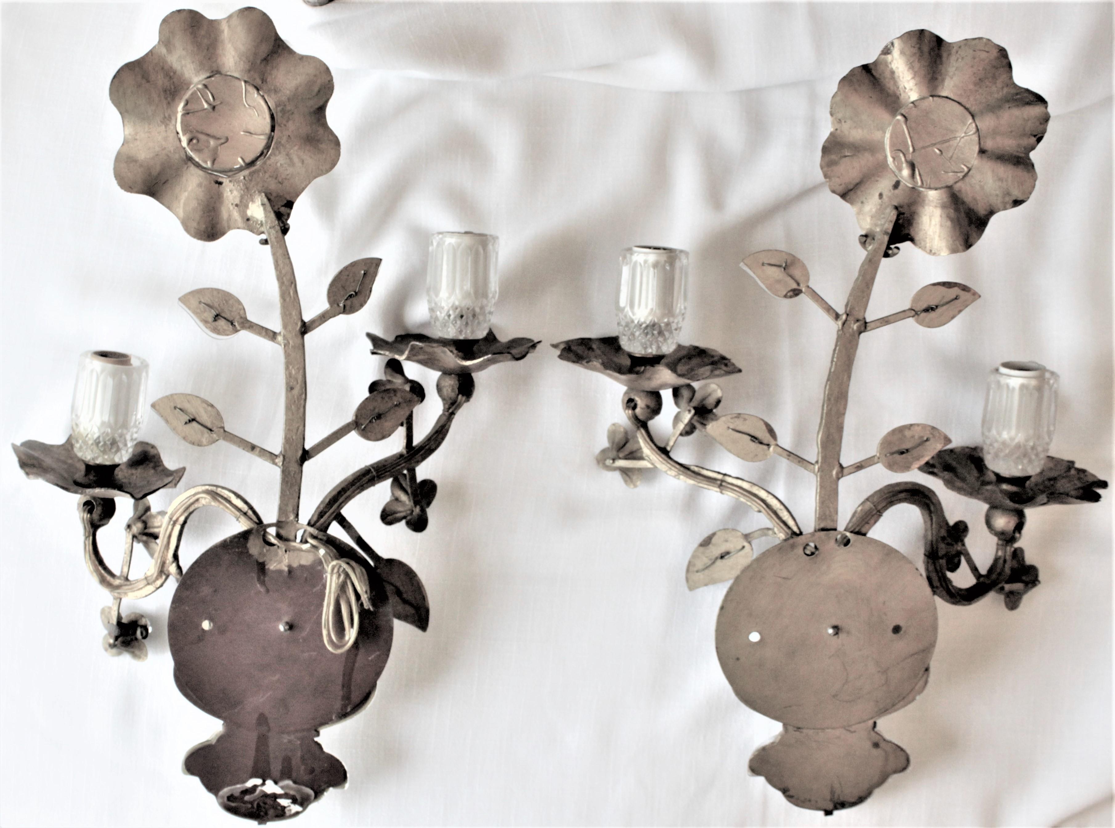 Pareja de apliques de pared con flores en maceta de la Hollywood Regency italiana dorada de mediados de siglo Moderno de mediados de siglo en venta
