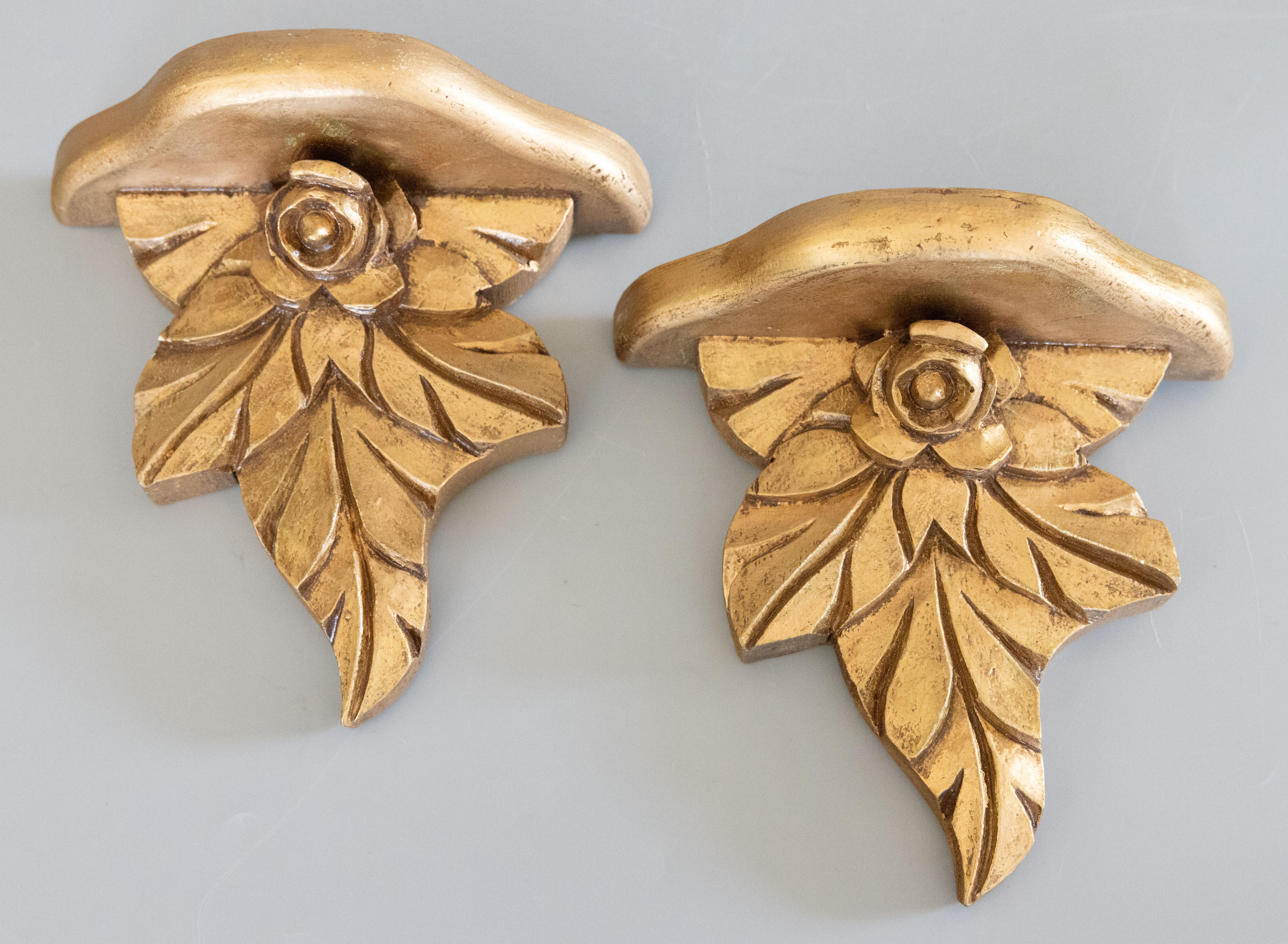 A lovely pair of vintage Mid-Century Italian gilt plaster wall brackets shelves. They are decorated with lovely roses in a beautiful gilt patina, perfect for displaying decorative collectibles or fabulous on their own.

DIMENSIONS
7.5ʺW × 3.25ʺD ×